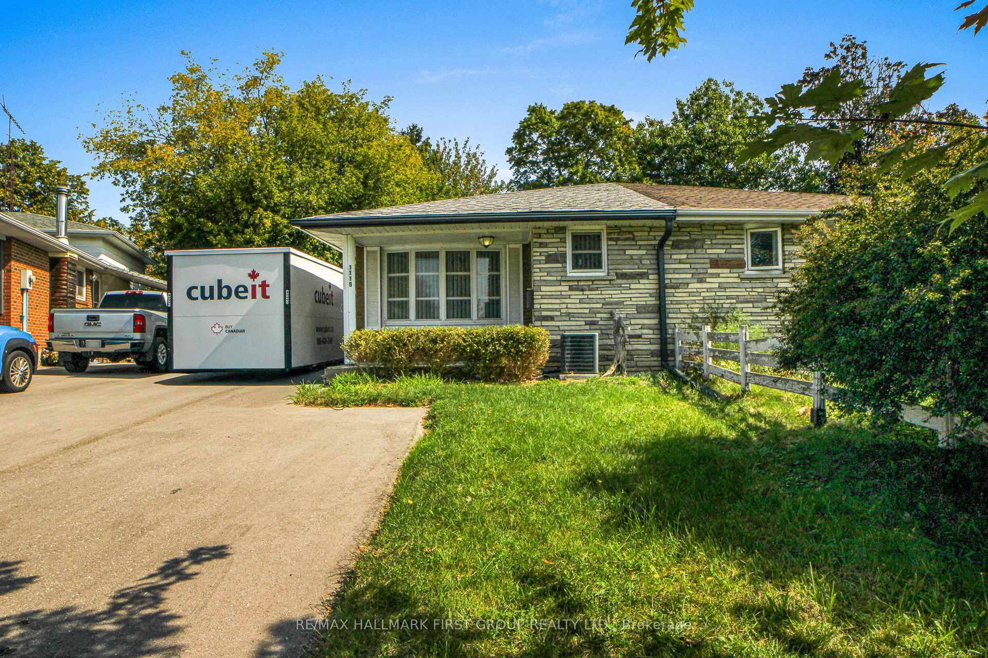 Photo 2 of 1119 Valley Court, Oshawa, Lakeview — HOMEH