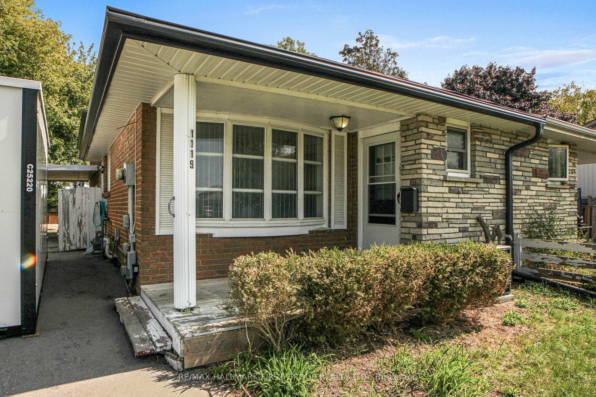 Photo 3 of 1119 Valley Court, Oshawa, Lakeview — HOMEH