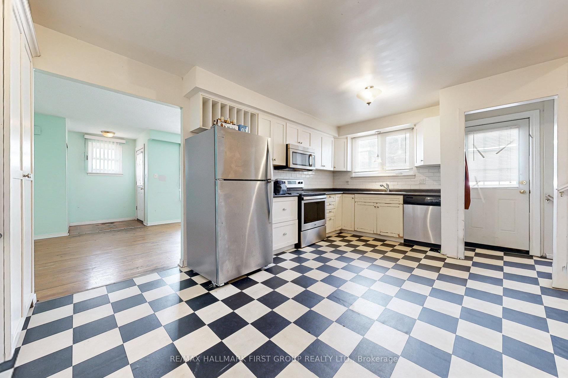 Photo 10 of 1119 Valley Court, Oshawa, Lakeview — HOMEH