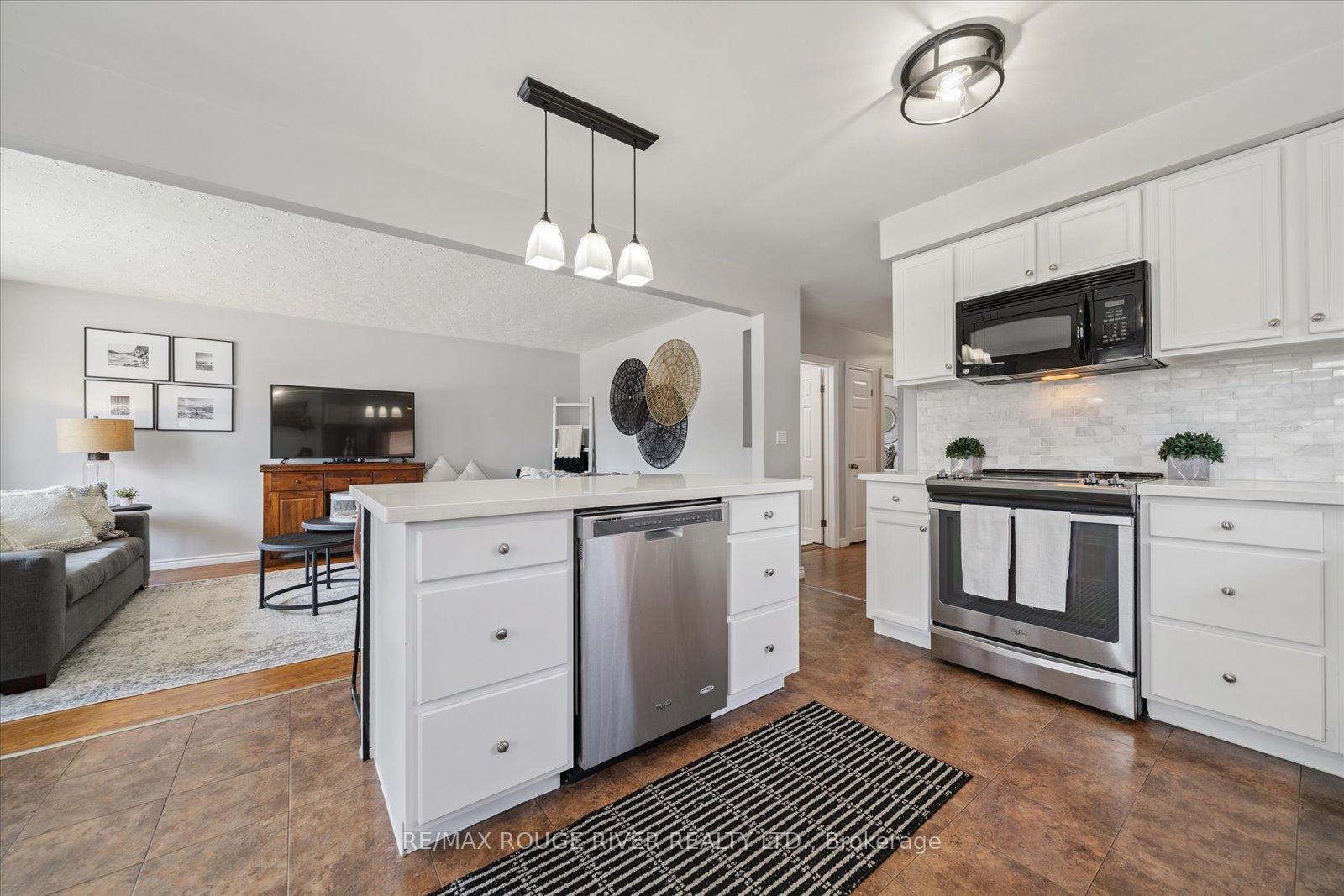 Photo 7 of 630 Athol Street E, Oshawa, Donevan — HOMEH