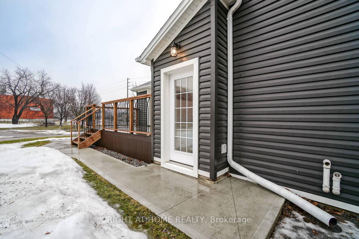 Front of Unit Unit 3, 865 Simcoe Street S