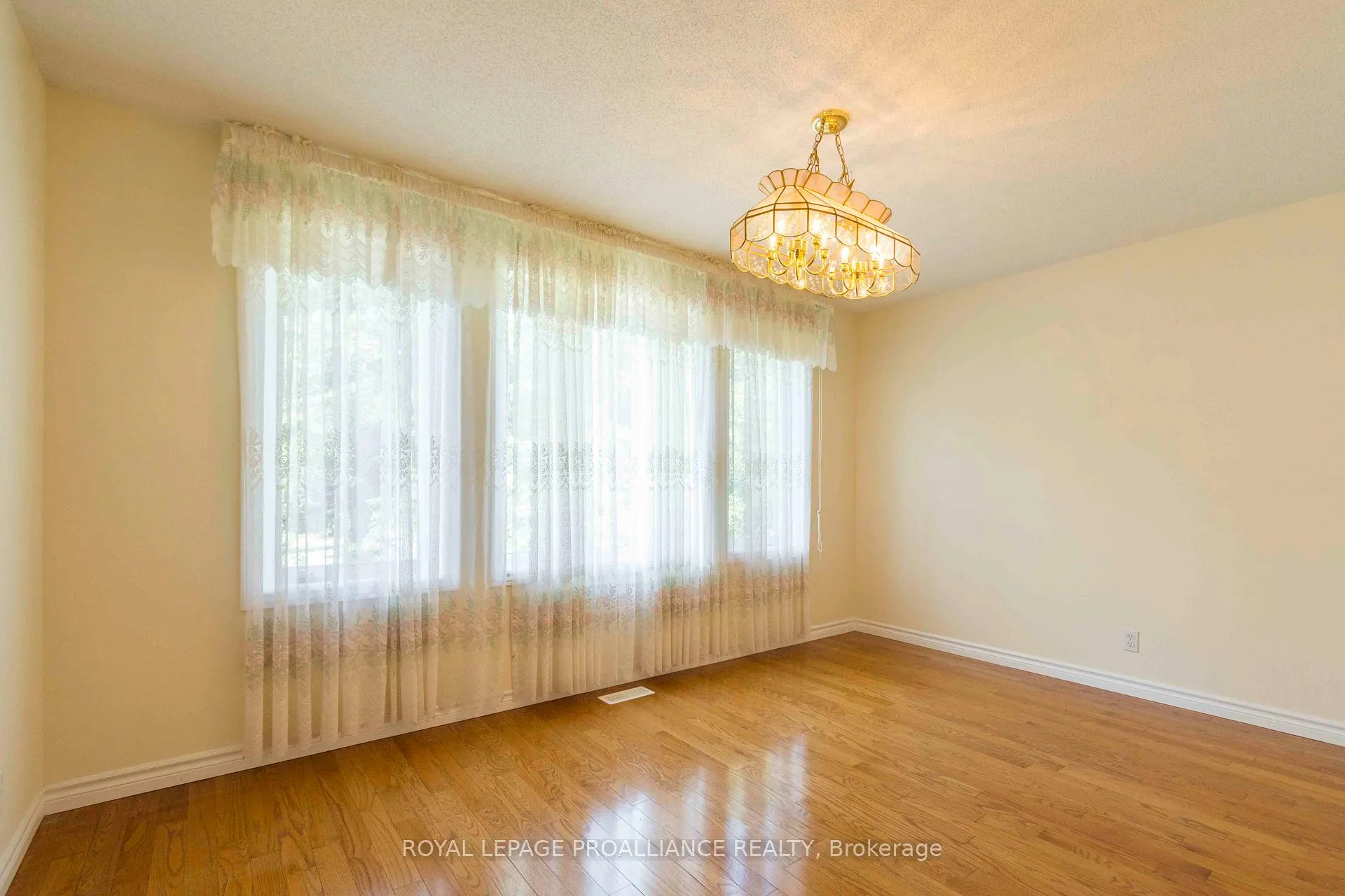 Photo 5 of 34 Edgeview Drive, Quinte West, Trenton Ward — HOMEH
