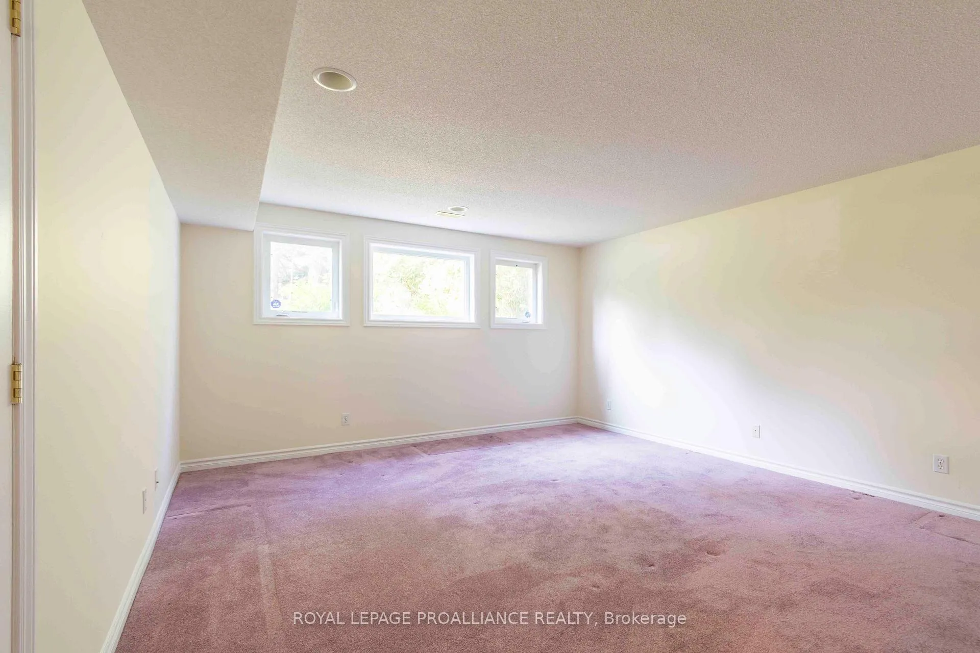 Photo 25 of 34 Edgeview Drive, Quinte West, Trenton Ward — HOMEH
