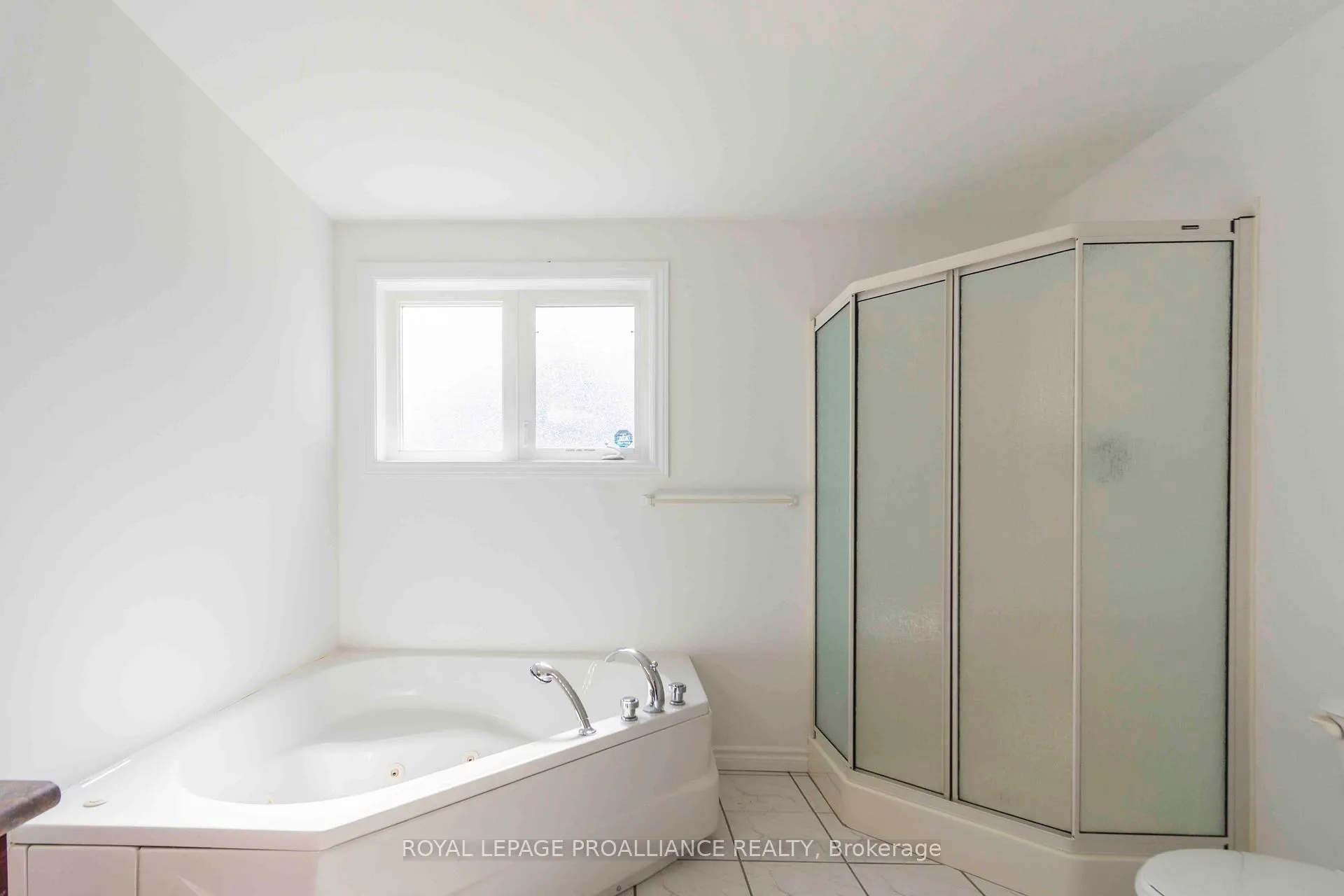 Photo 30 of 34 Edgeview Drive, Quinte West, Trenton Ward — HOMEH