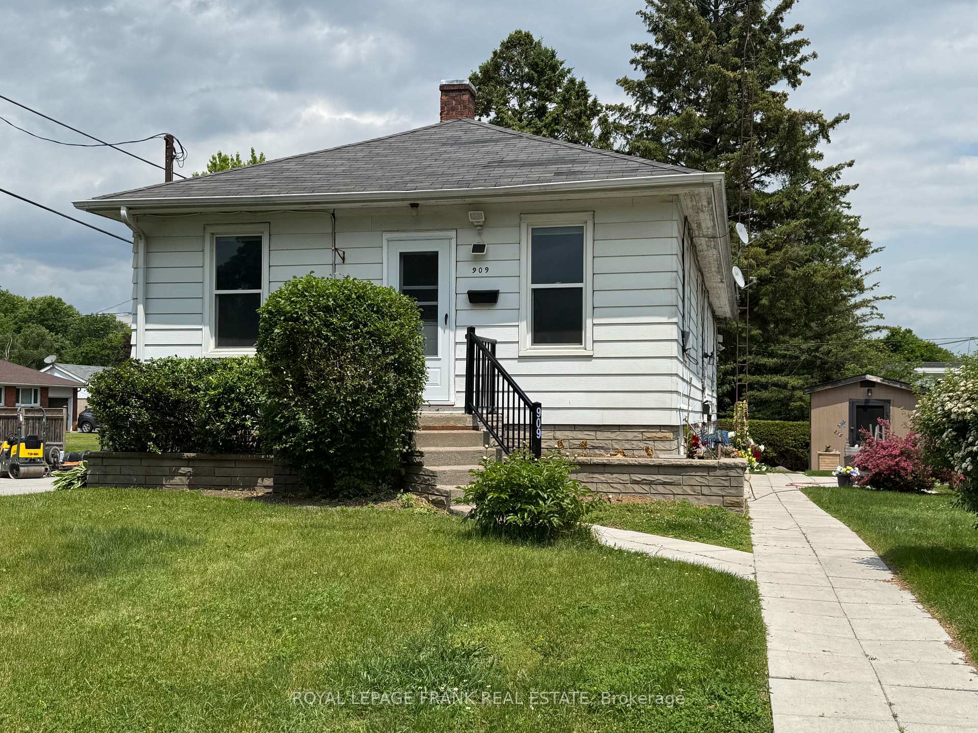 Front of Unit 1, 909 Masson Street