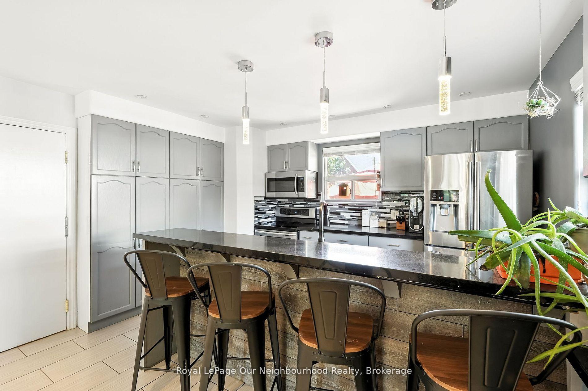 Photo 2 of 1156 Valley Court, Oshawa, Lakeview — HOMEH