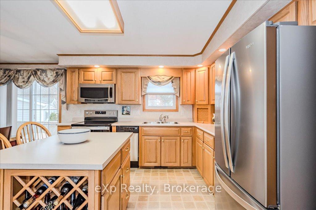Photo 15 of 3 Trillium Beach Drive, Puslinch, Rural Puslinch East — HOMEH