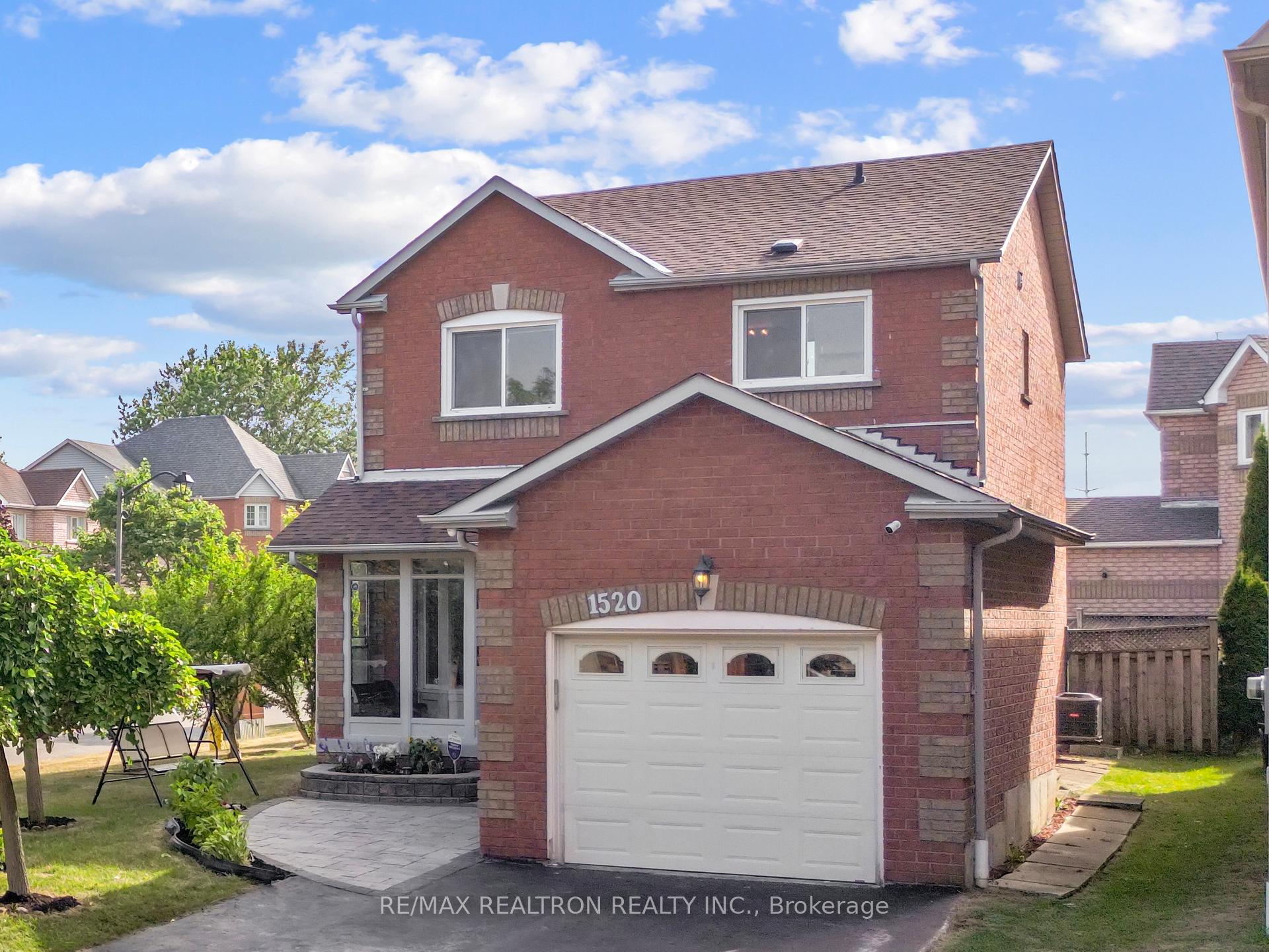 Front of 1520 Sandhurst Crescent