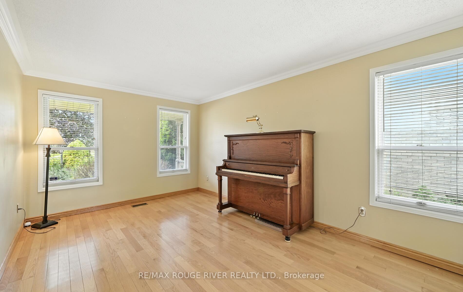 Photo 7 of 575 Dunrobin Court, Oshawa, McLaughlin — HOMEH