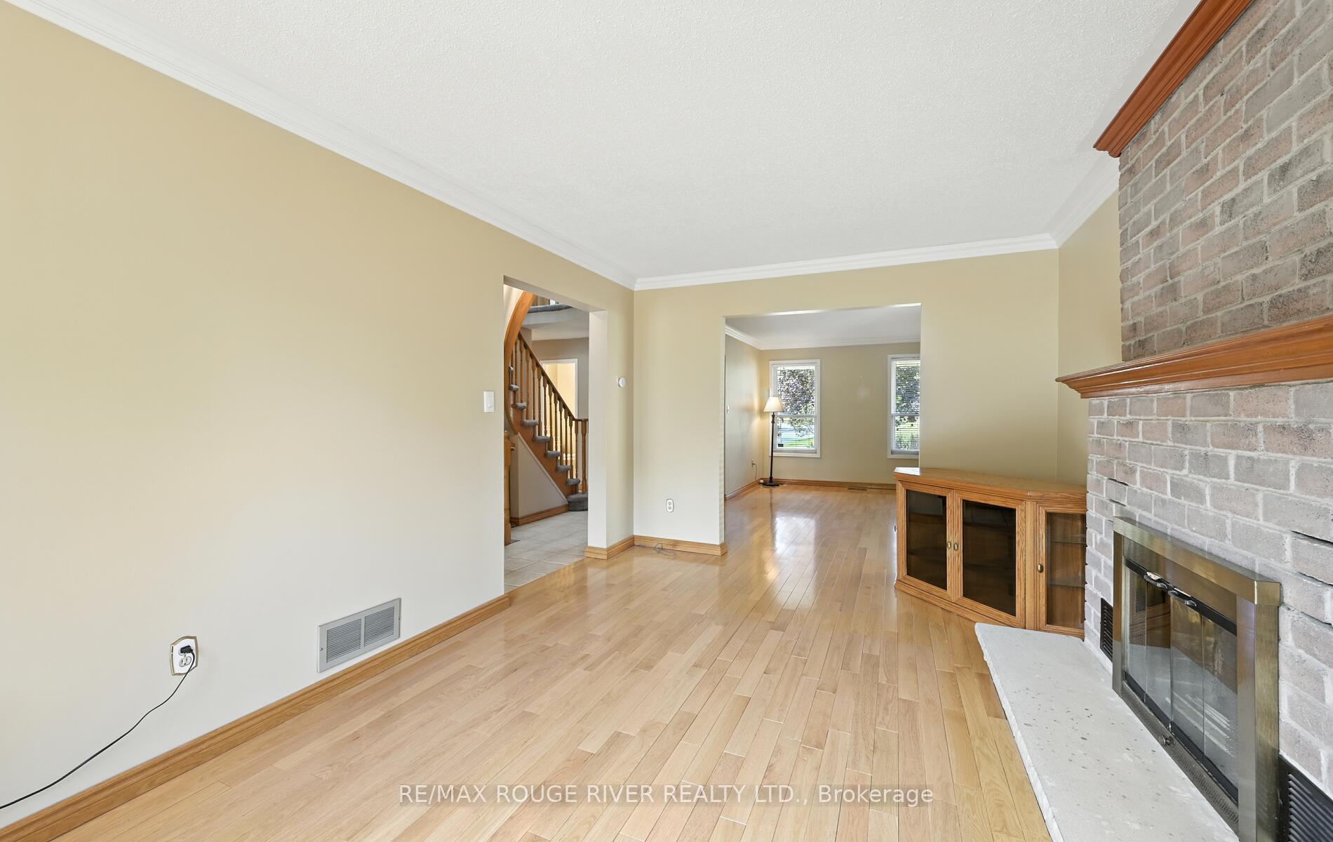 Photo 10 of 575 Dunrobin Court, Oshawa, McLaughlin — HOMEH