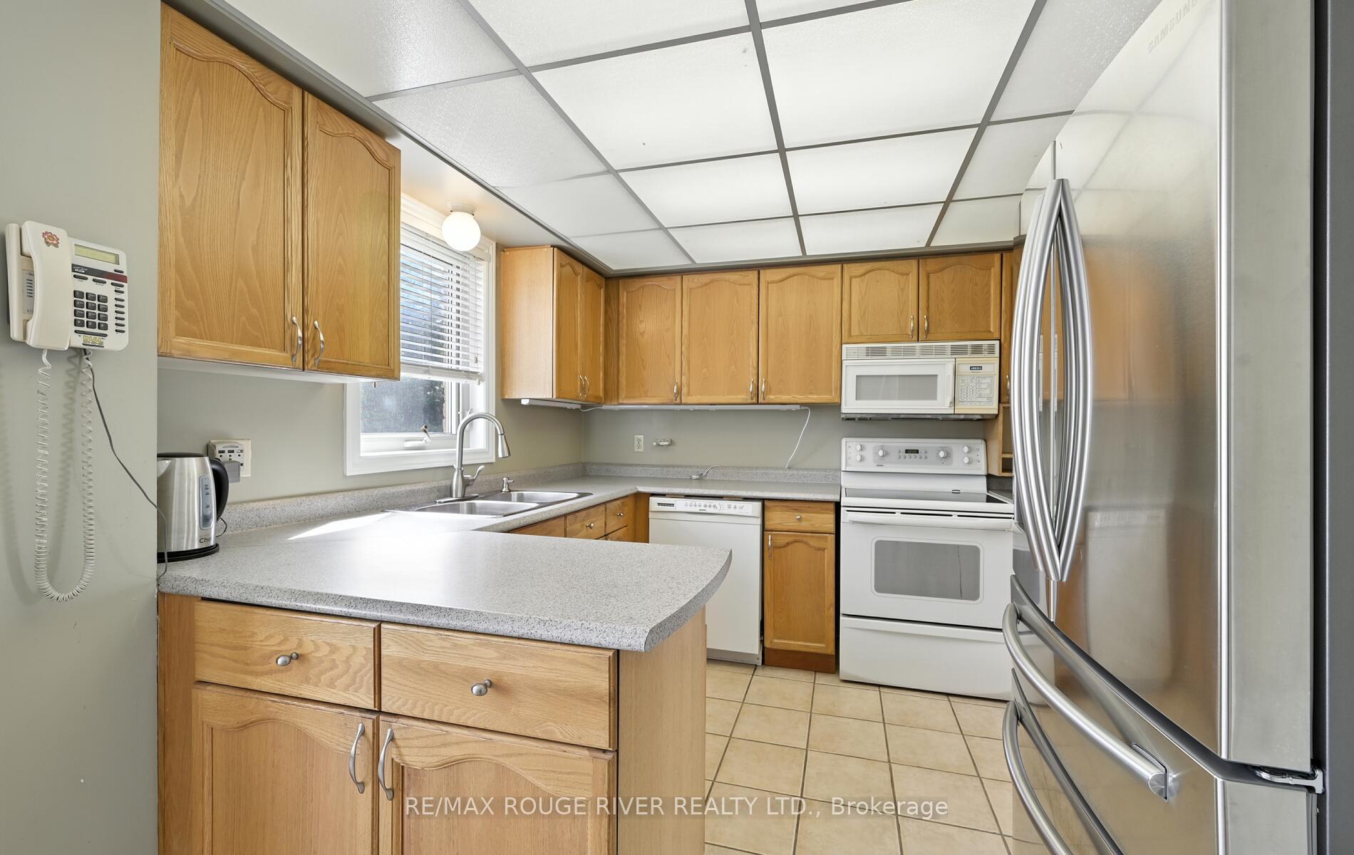 Photo 13 of 575 Dunrobin Court, Oshawa, McLaughlin — HOMEH