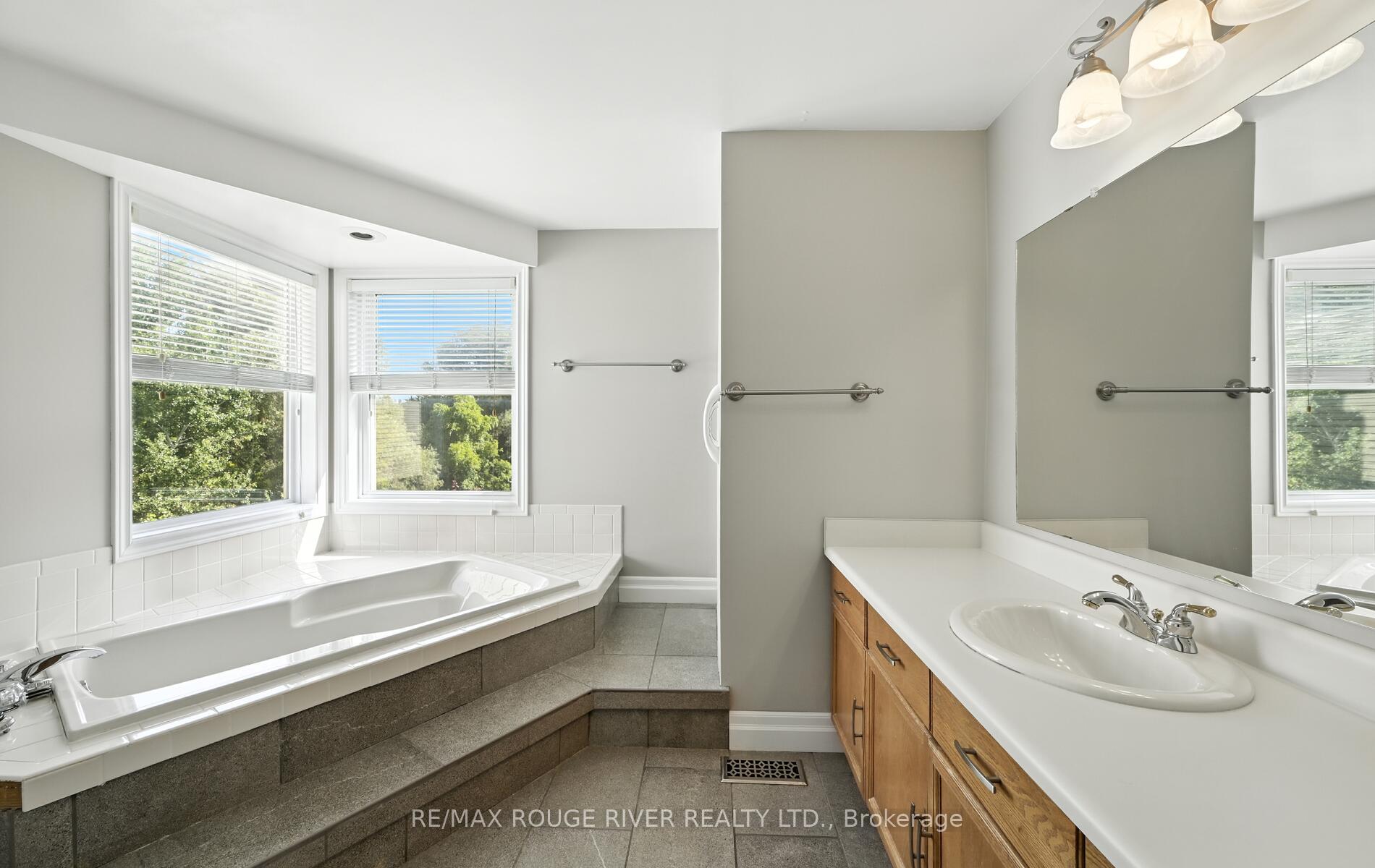 Photo 23 of 575 Dunrobin Court, Oshawa, McLaughlin — HOMEH