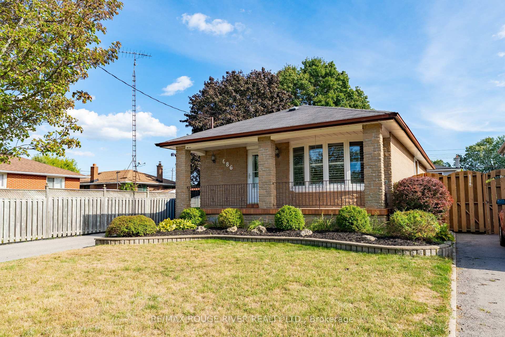Photo 1 of 686 Perry Crescent, Oshawa, Vanier — HOMEH