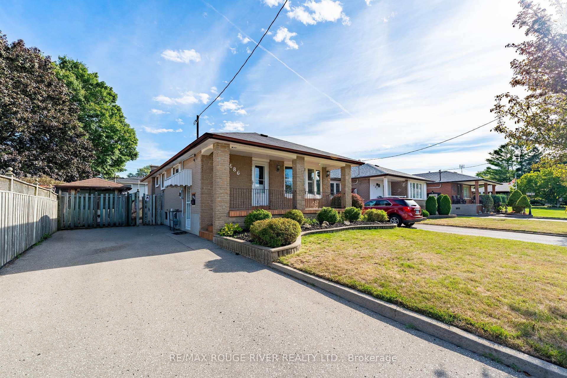 Photo 2 of 686 Perry Crescent, Oshawa, Vanier — HOMEH