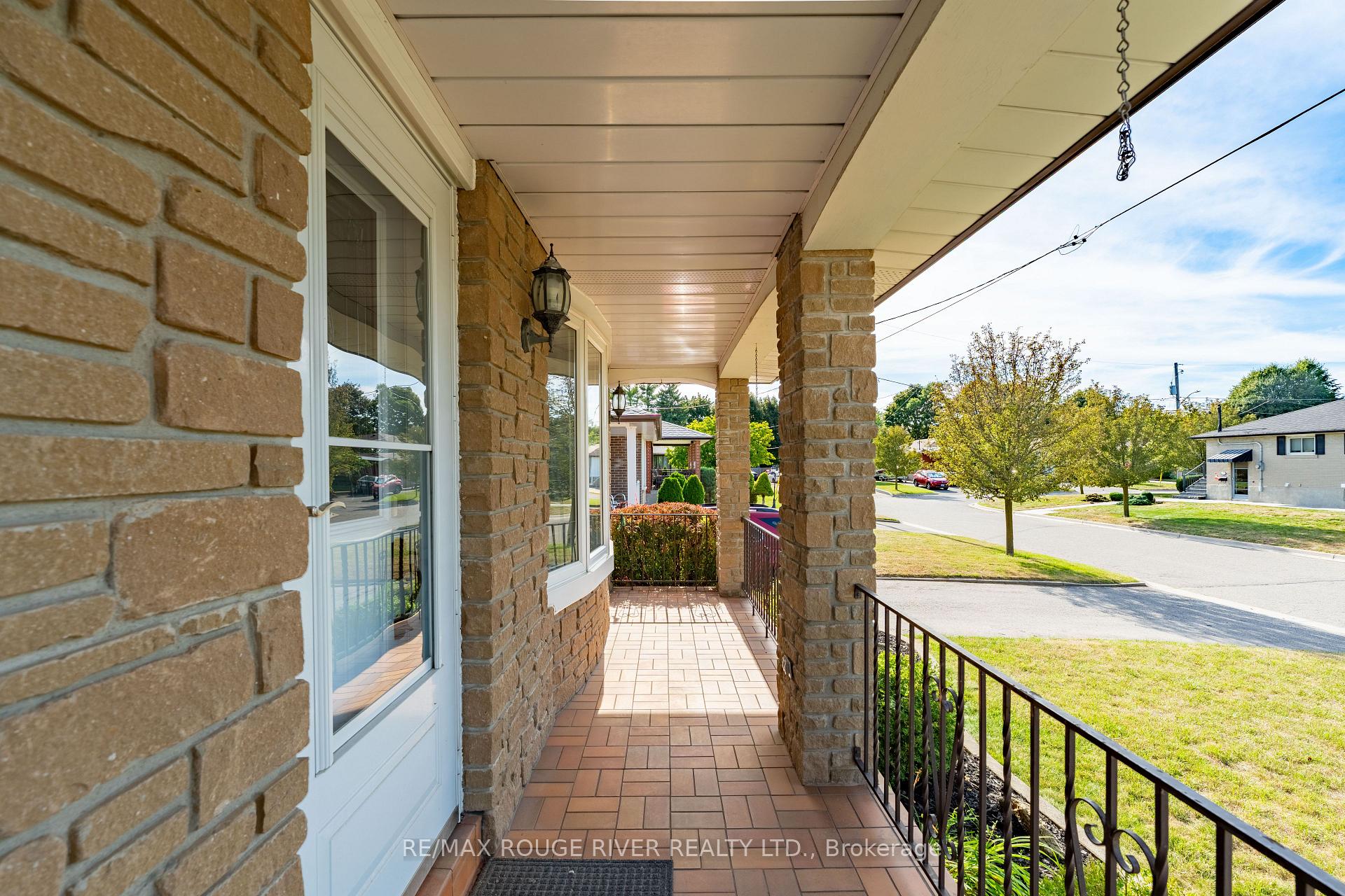 Photo 3 of 686 Perry Crescent, Oshawa, Vanier — HOMEH