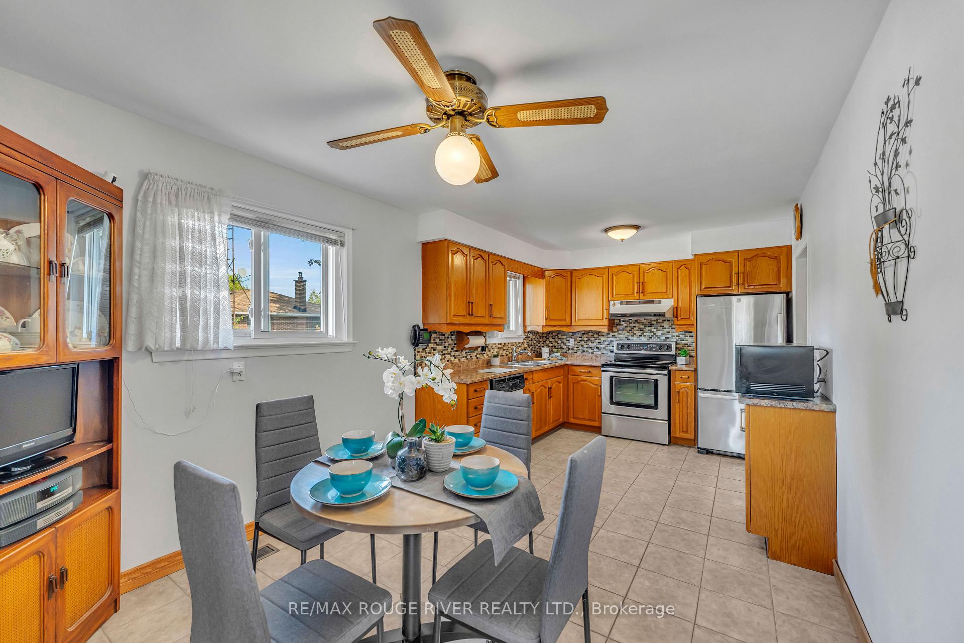 Photo 5 of 686 Perry Crescent, Oshawa, Vanier — HOMEH