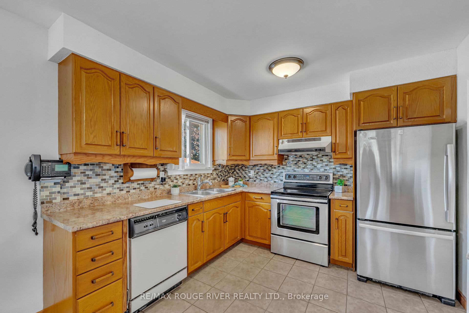 Photo 7 of 686 Perry Crescent, Oshawa, Vanier — HOMEH