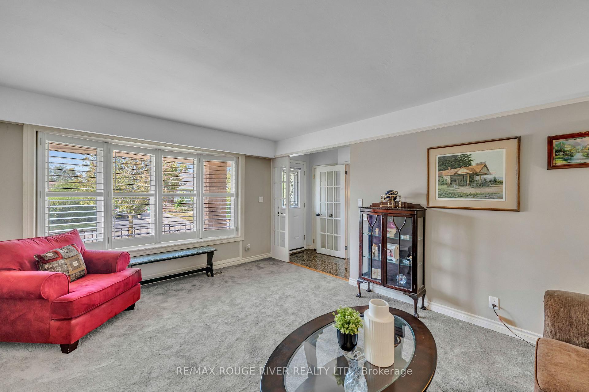 Photo 8 of 686 Perry Crescent, Oshawa, Vanier — HOMEH