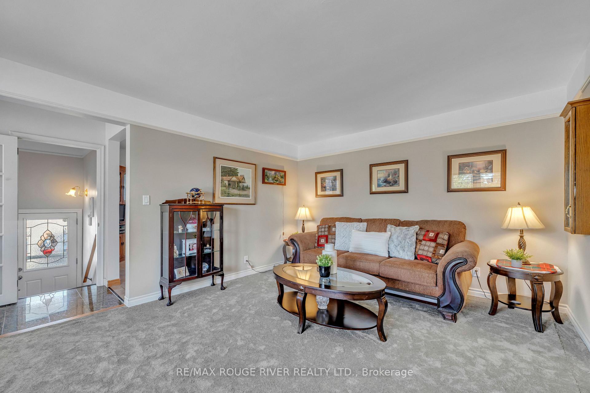 Photo 9 of 686 Perry Crescent, Oshawa, Vanier — HOMEH