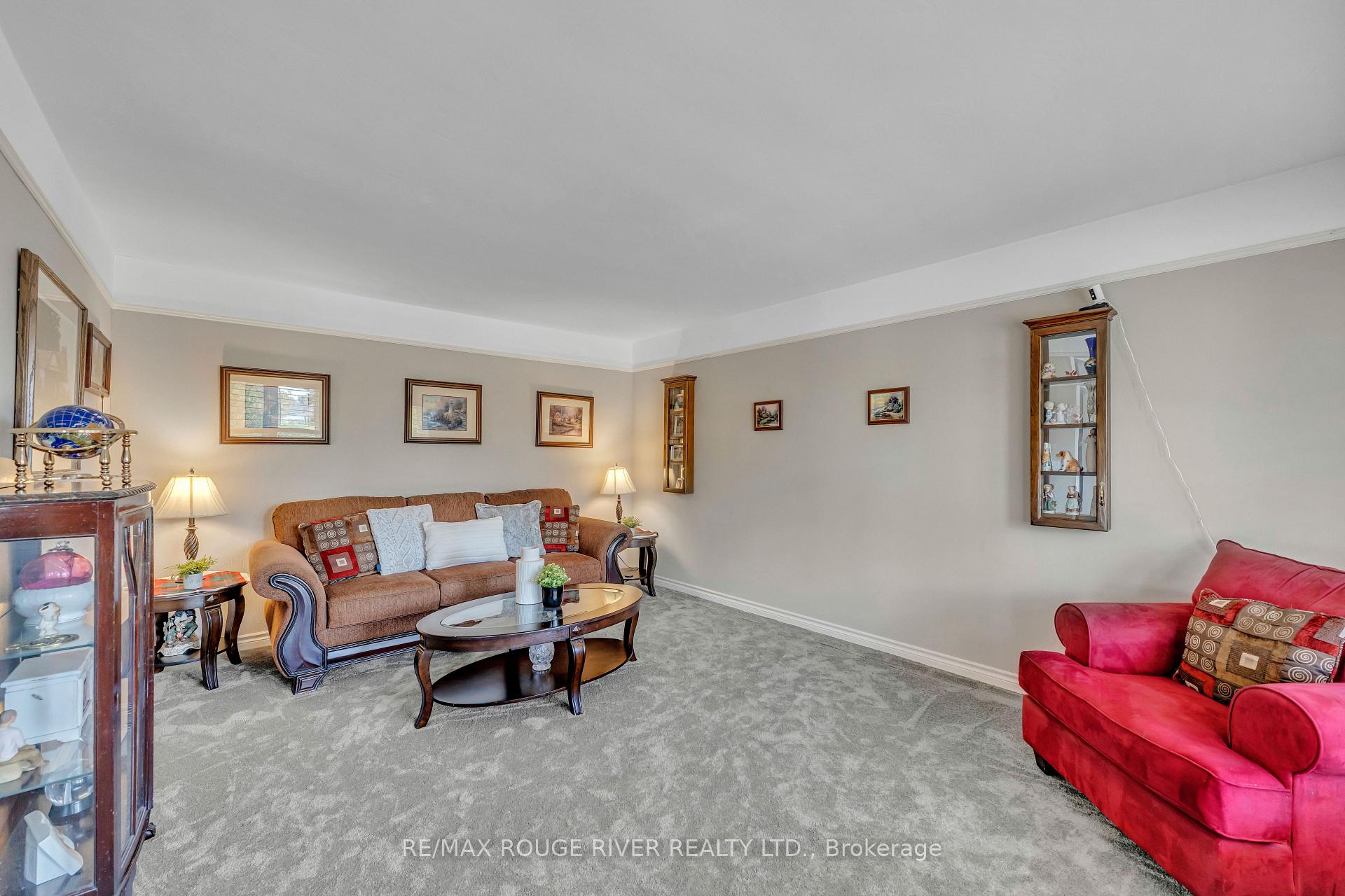 Photo 10 of 686 Perry Crescent, Oshawa, Vanier — HOMEH