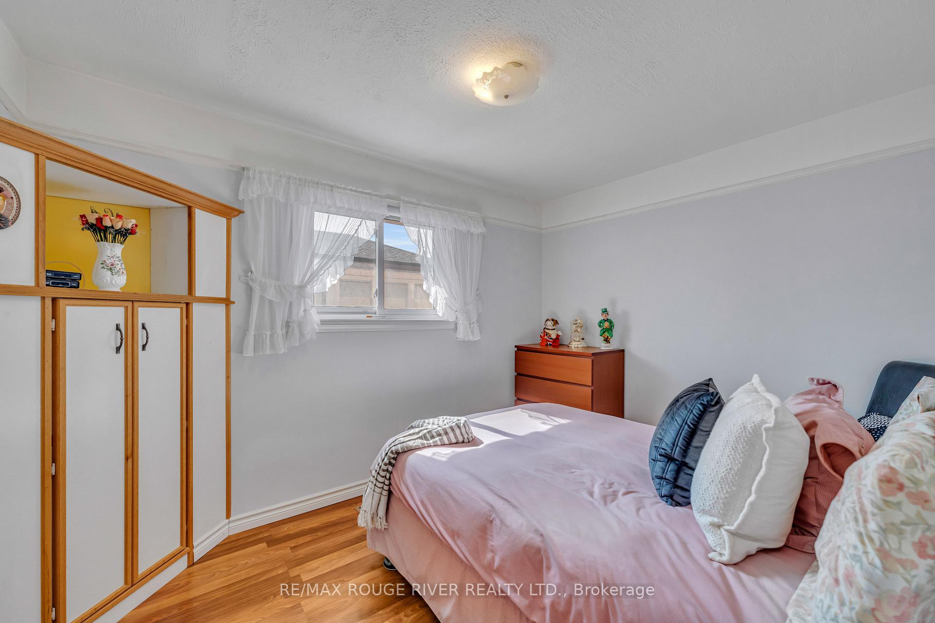 Photo 11 of 686 Perry Crescent, Oshawa, Vanier — HOMEH
