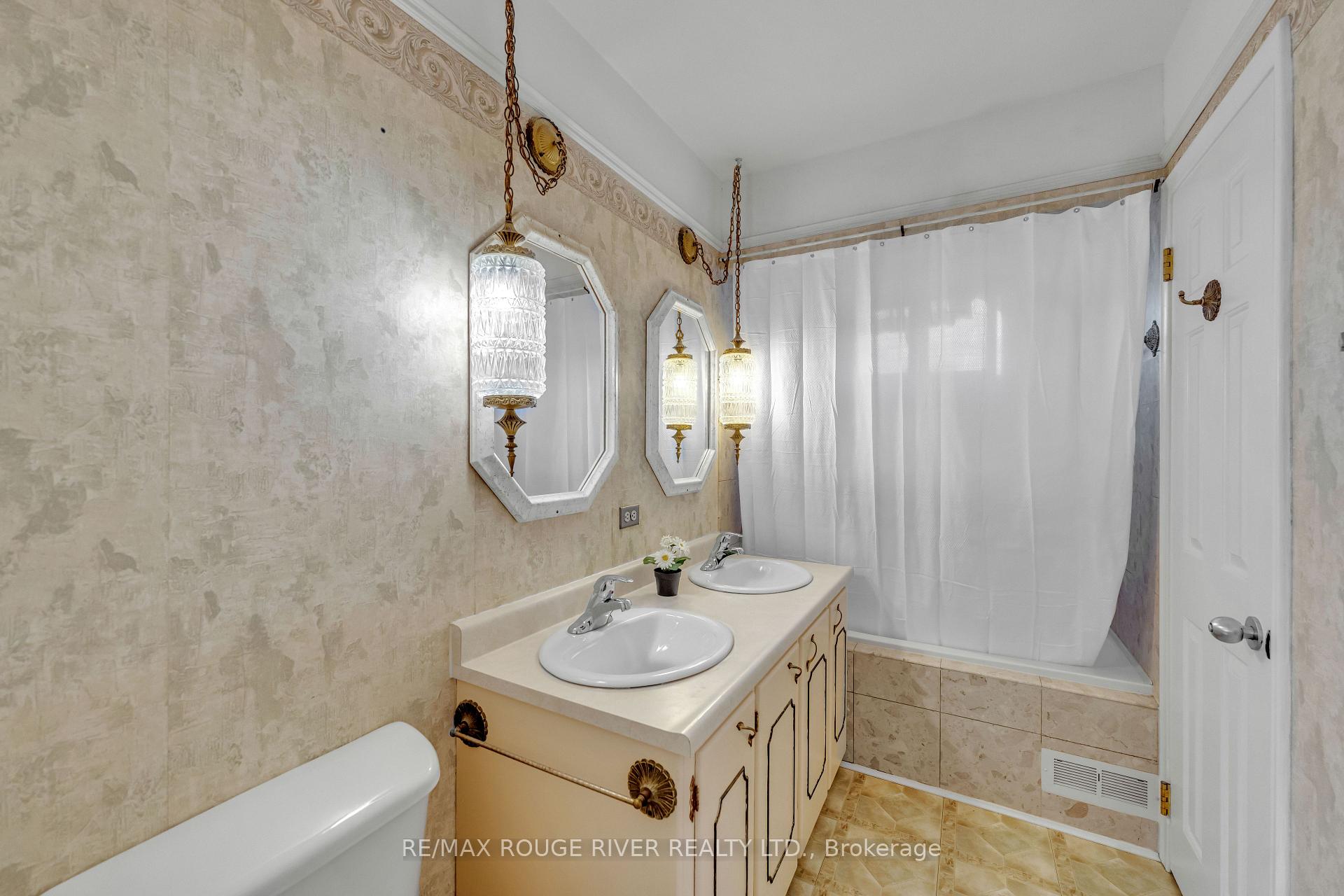 Photo 12 of 686 Perry Crescent, Oshawa, Vanier — HOMEH