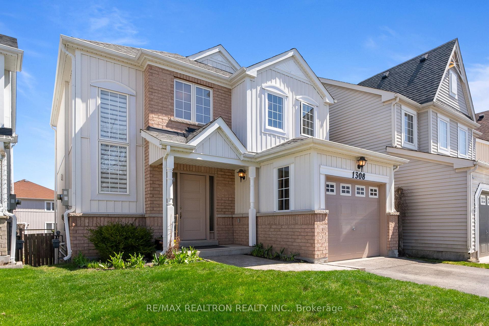 Front of 1308 Ashgrove Crescent