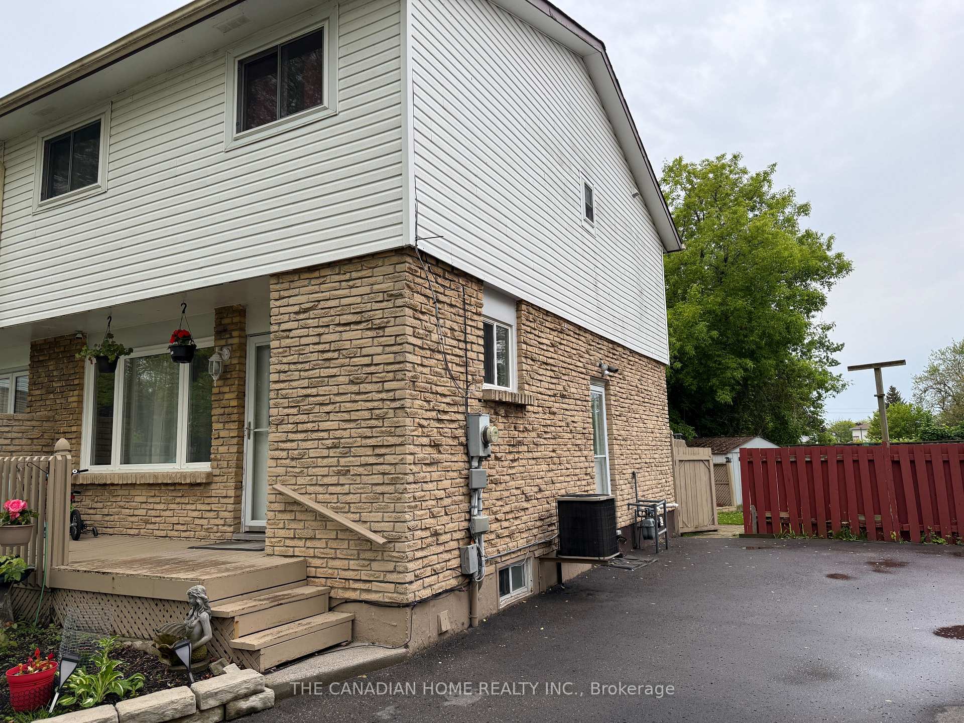 Photo 2 of 968 Renfrew Court, Oshawa, Lakeview — HOMEH