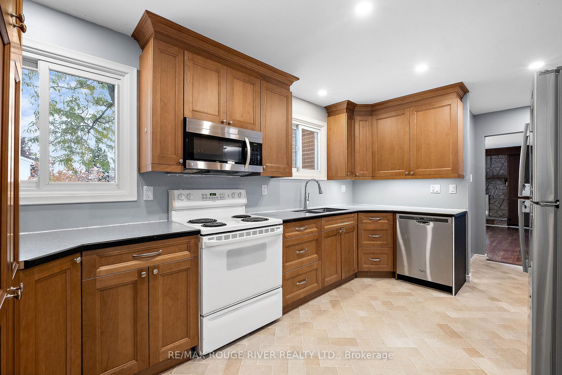 Photo 10 of 43 O'neil Crescent, Quinte West, Trenton Ward — HOMEH