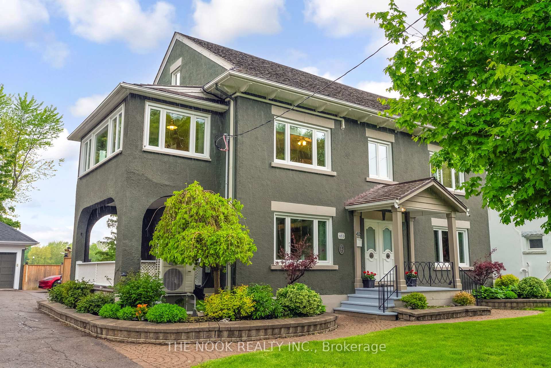 Front of 452 Simcoe Street N