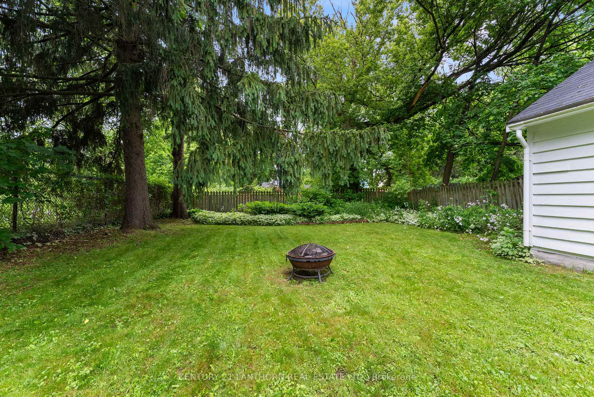 Photo 9 of 18 Elm Street, Prince Edward County, Picton Ward — HOMEH