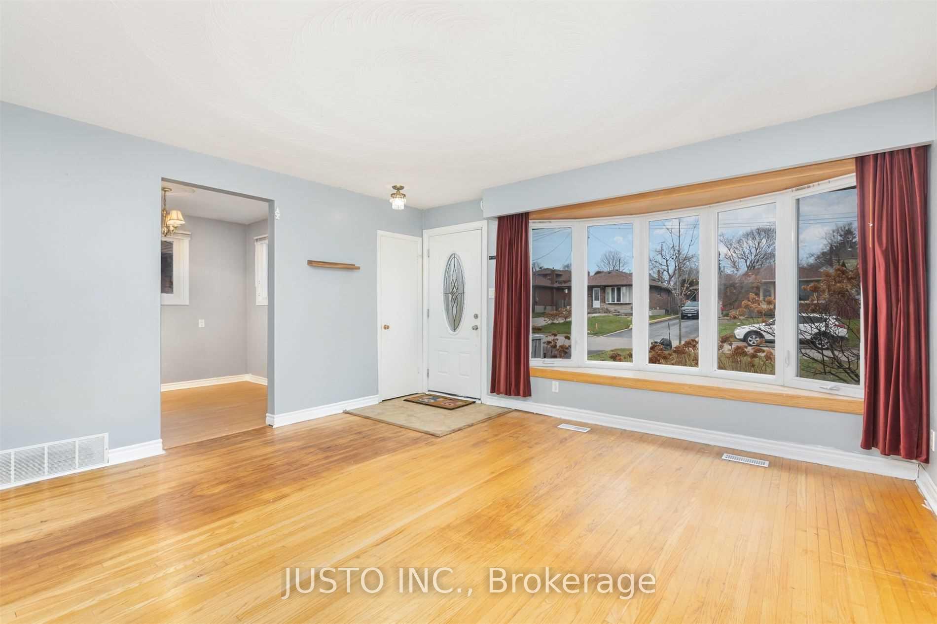 Photo 4 of 299 Fairlawn Court, Oshawa, McLaughlin — HOMEH