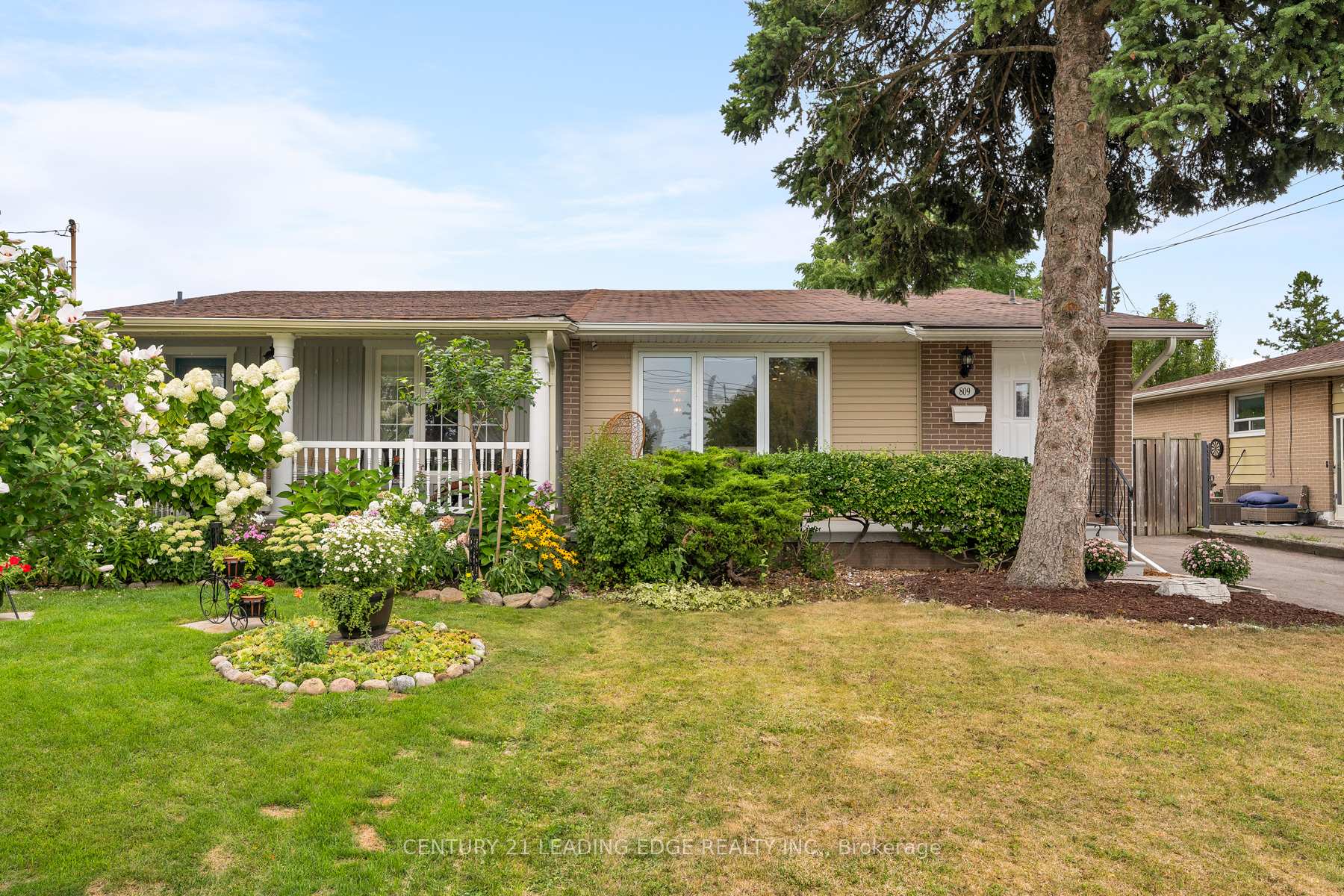 Photo 3 of 809 Sanok Drive, Pickering, West Shore — HOMEH