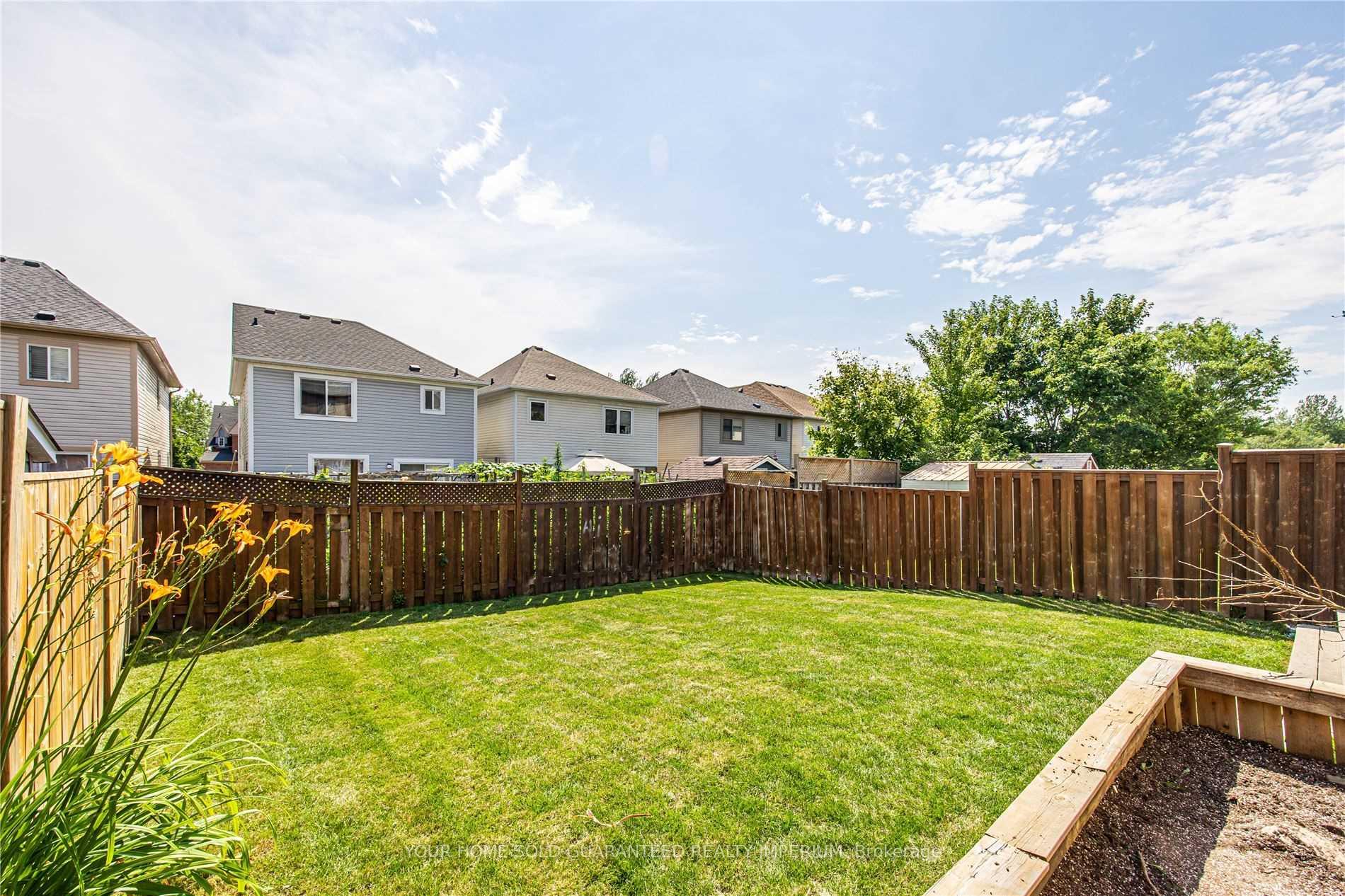 Photo 17 of 582 Brasswinds Trail, Oshawa, Pinecrest — HOMEH