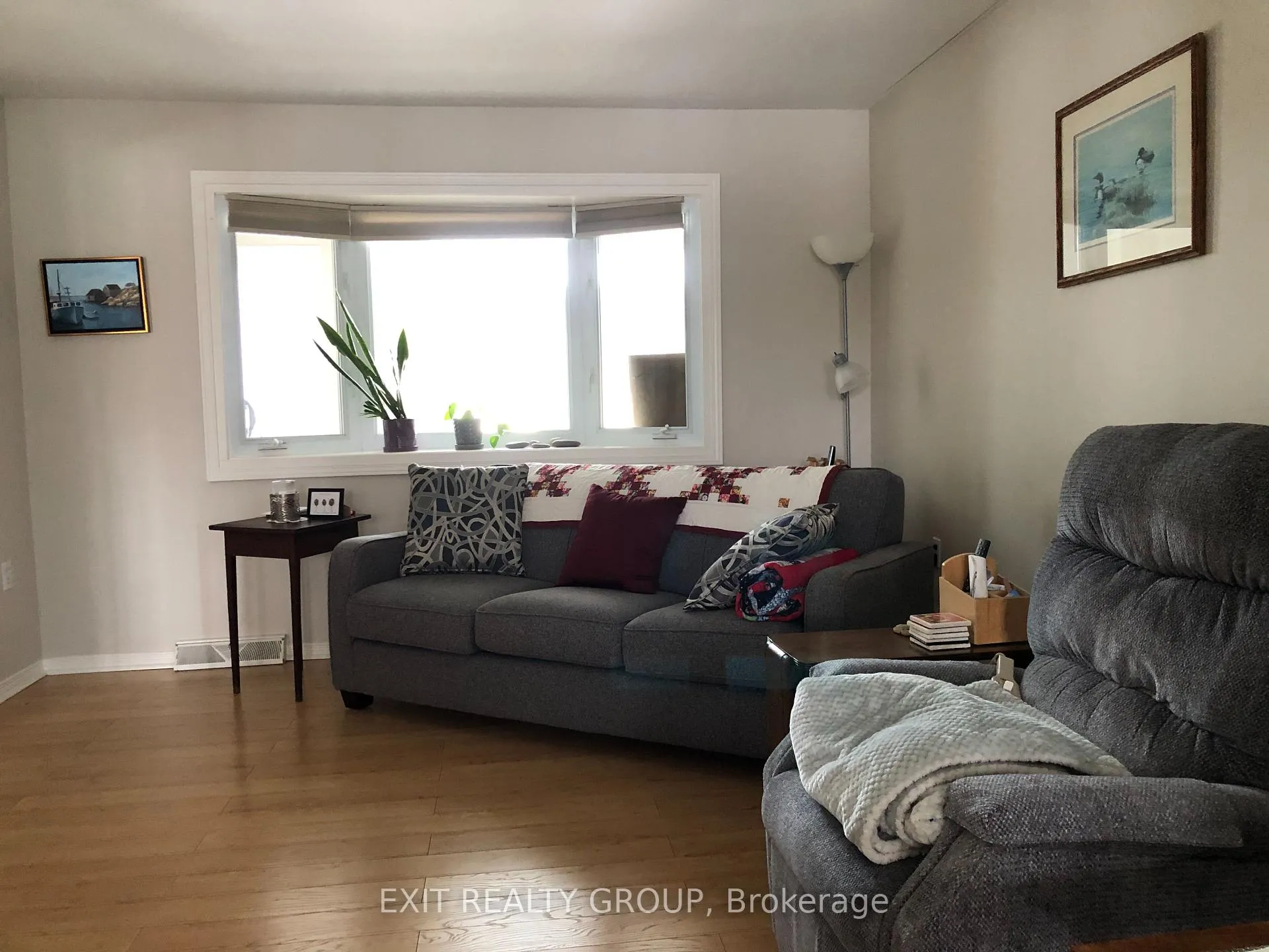 Photo 3 of 9 Empire Boulevard, Prince Edward County, Wellington Ward — HOMEH