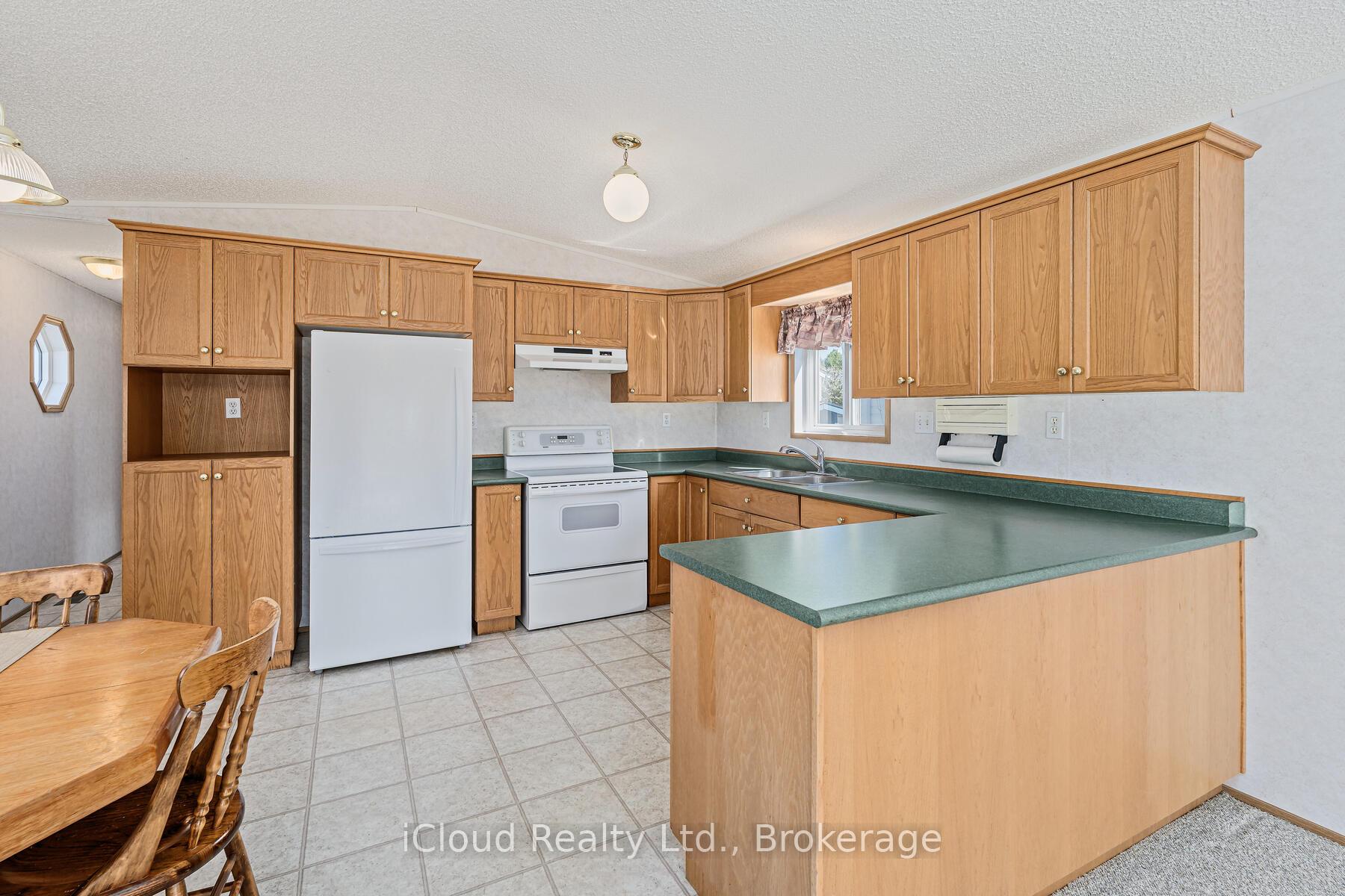 Photo 6 of 2 Trillium Beach Drive, Puslinch, Rural Puslinch East — HOMEH