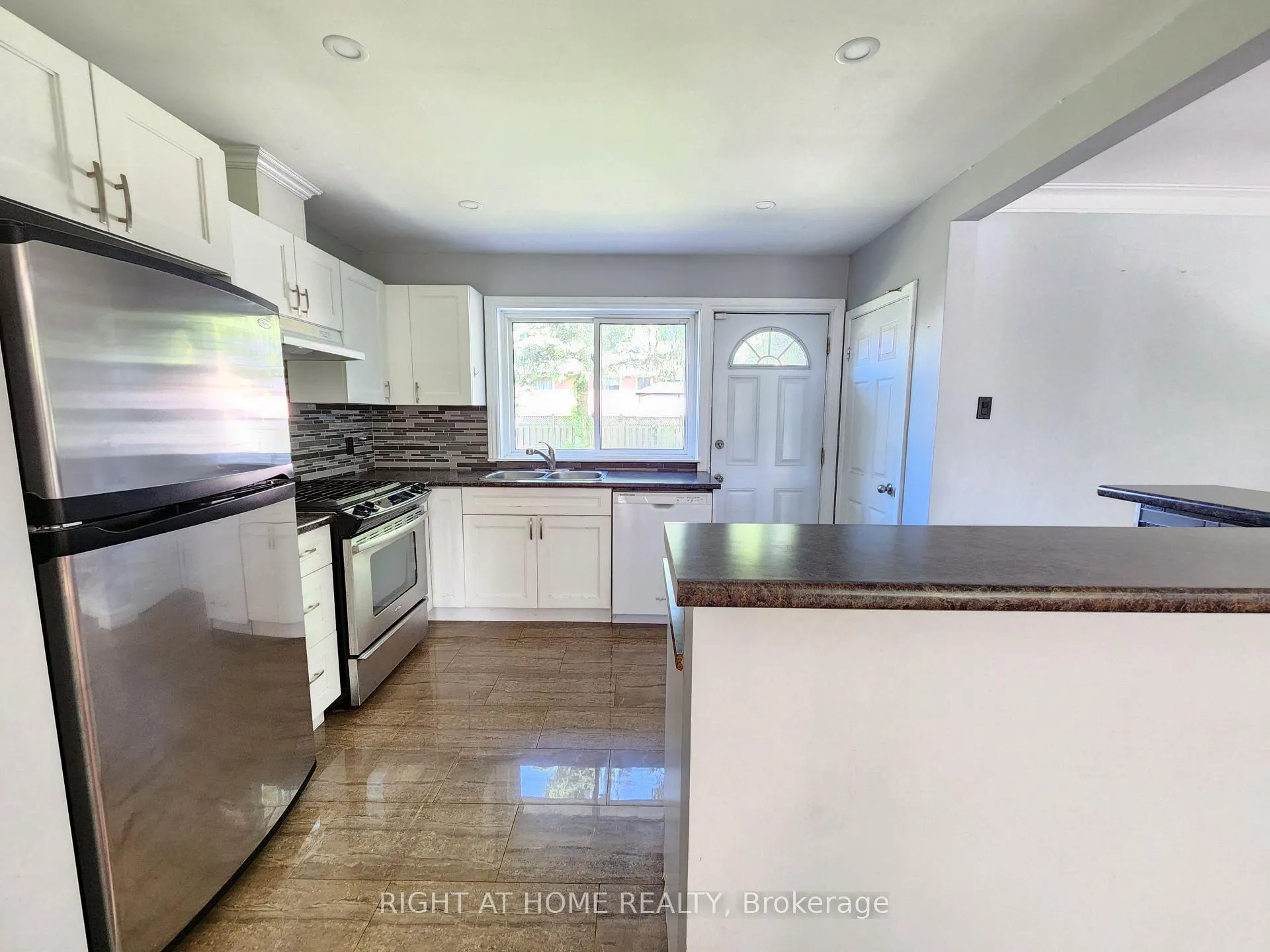 Photo 3 of 332 Viewmount Street, Oshawa, Donevan — HOMEH