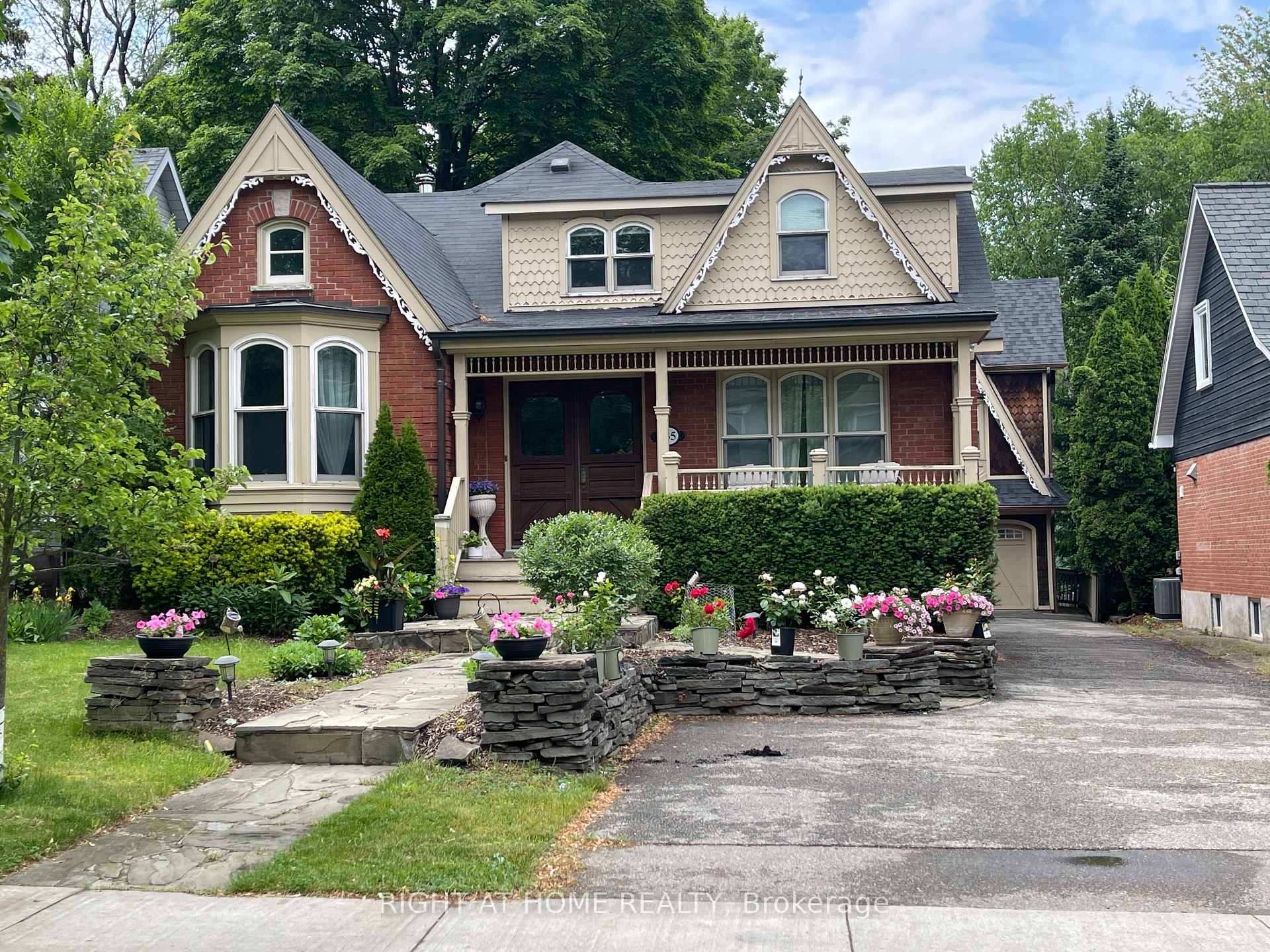 Front of 435 Maple Avenue