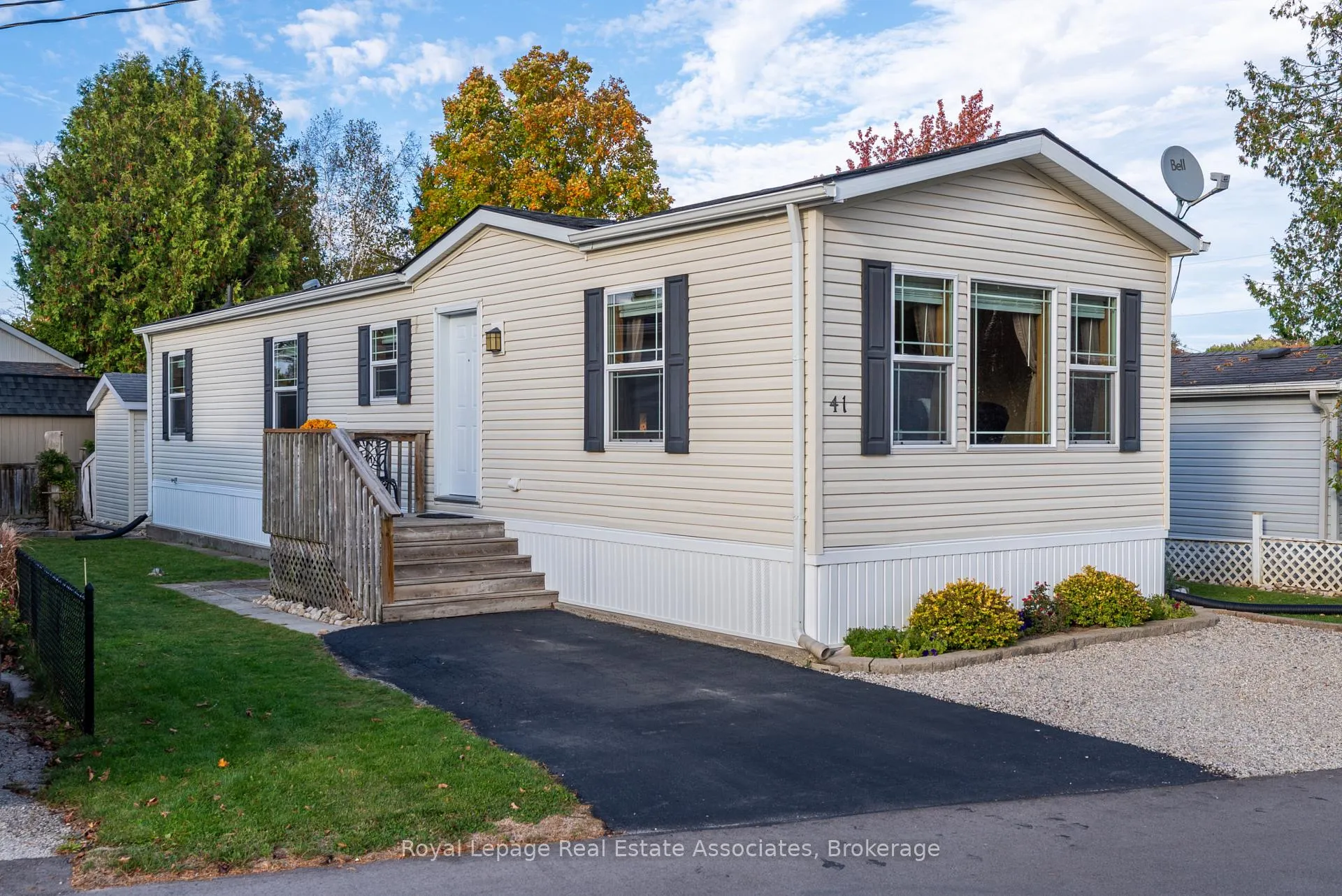 Front of 41 Cedarbush Crescent