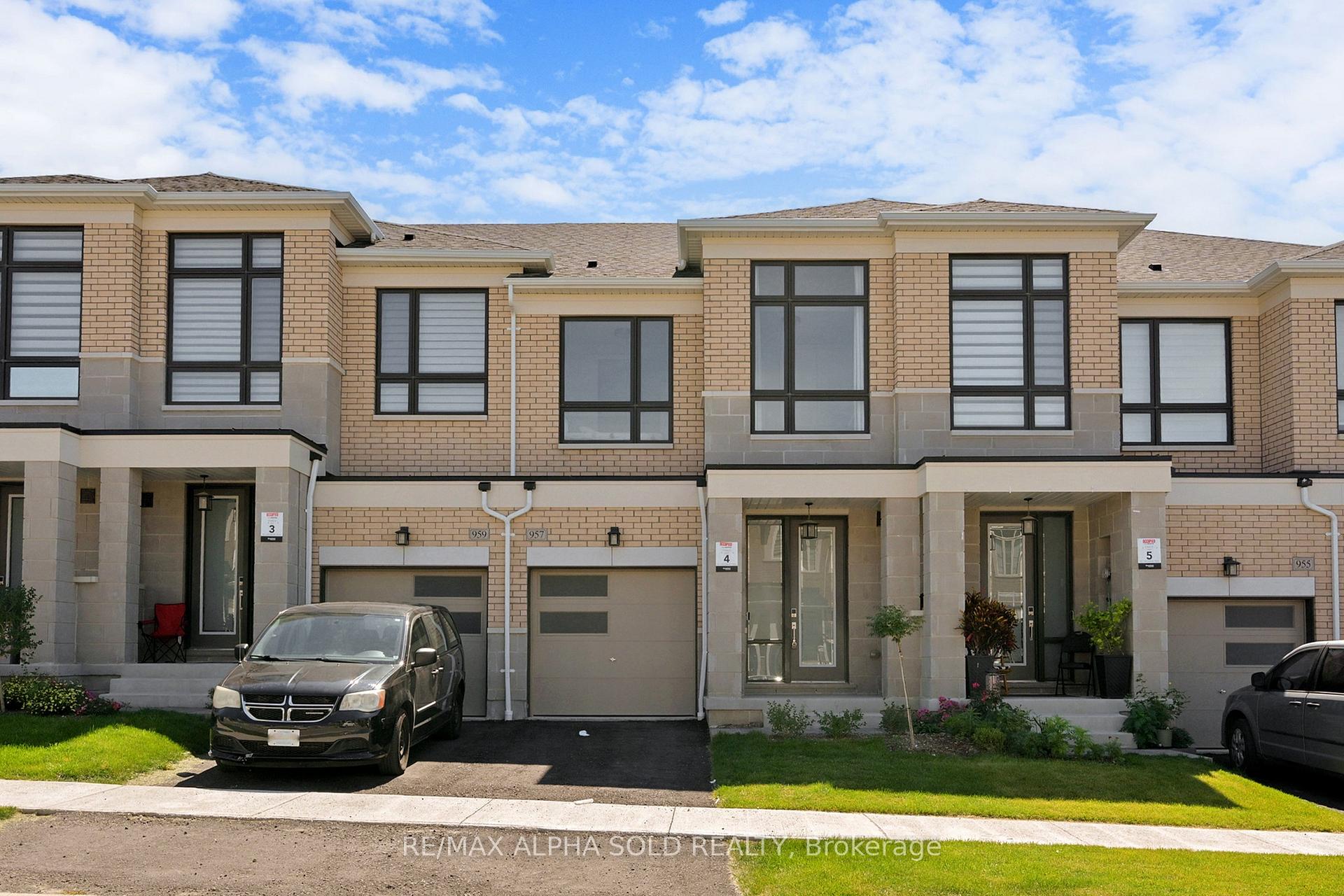 Front of 957 Grosbeak Trail