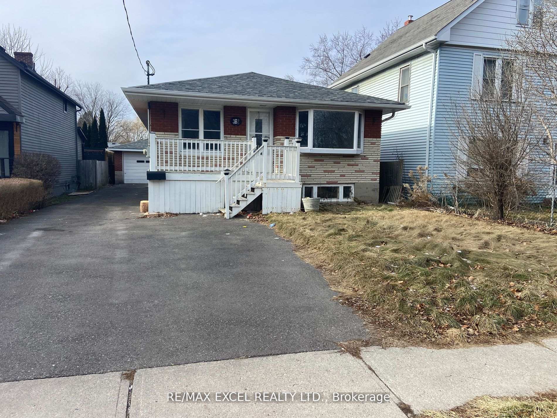 Front of Unit Main Flr, 362 Park Road N
