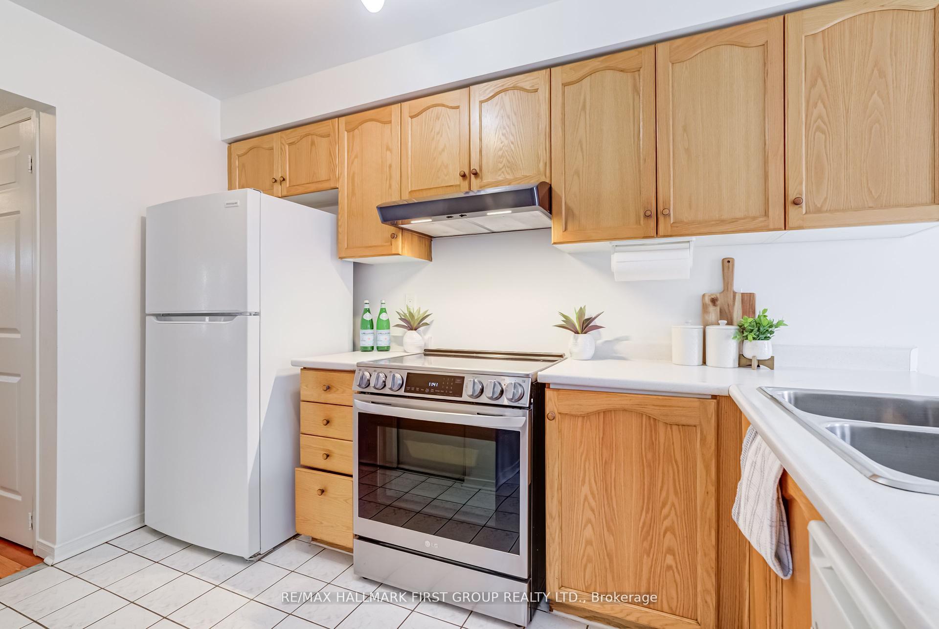 Photo 11 of 1633 Autumn Crescent, Pickering, Amberlea — HOMEH