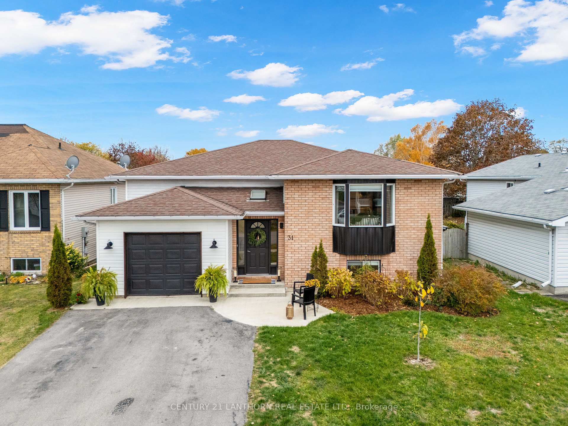 Photo 2 of 31 First Avenue, Prince Edward County, Wellington Ward — HOMEH