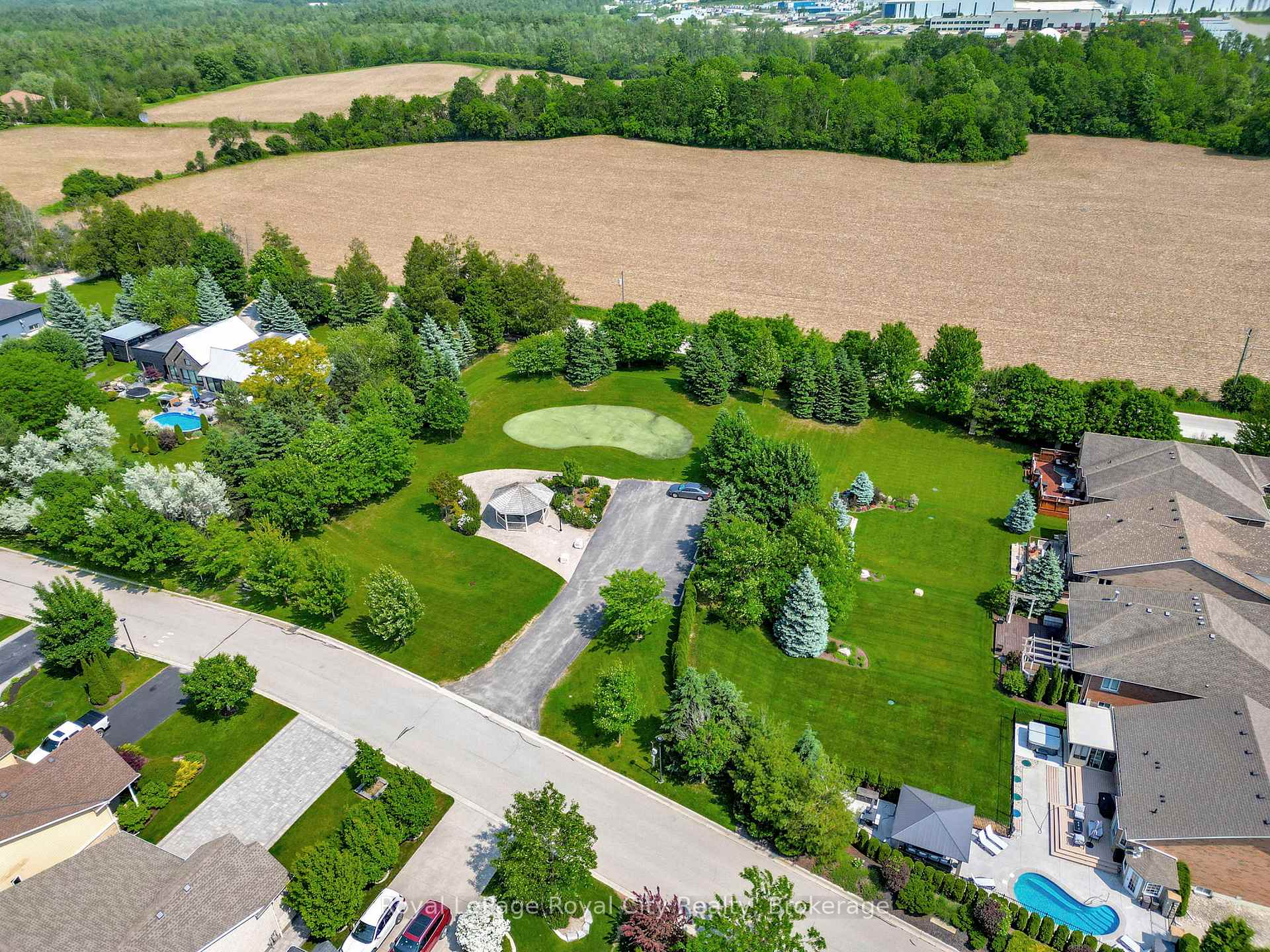 Photo 4 of 114 Aberfoyle Mill Crescent, Puslinch, Aberfoyle — HOMEH