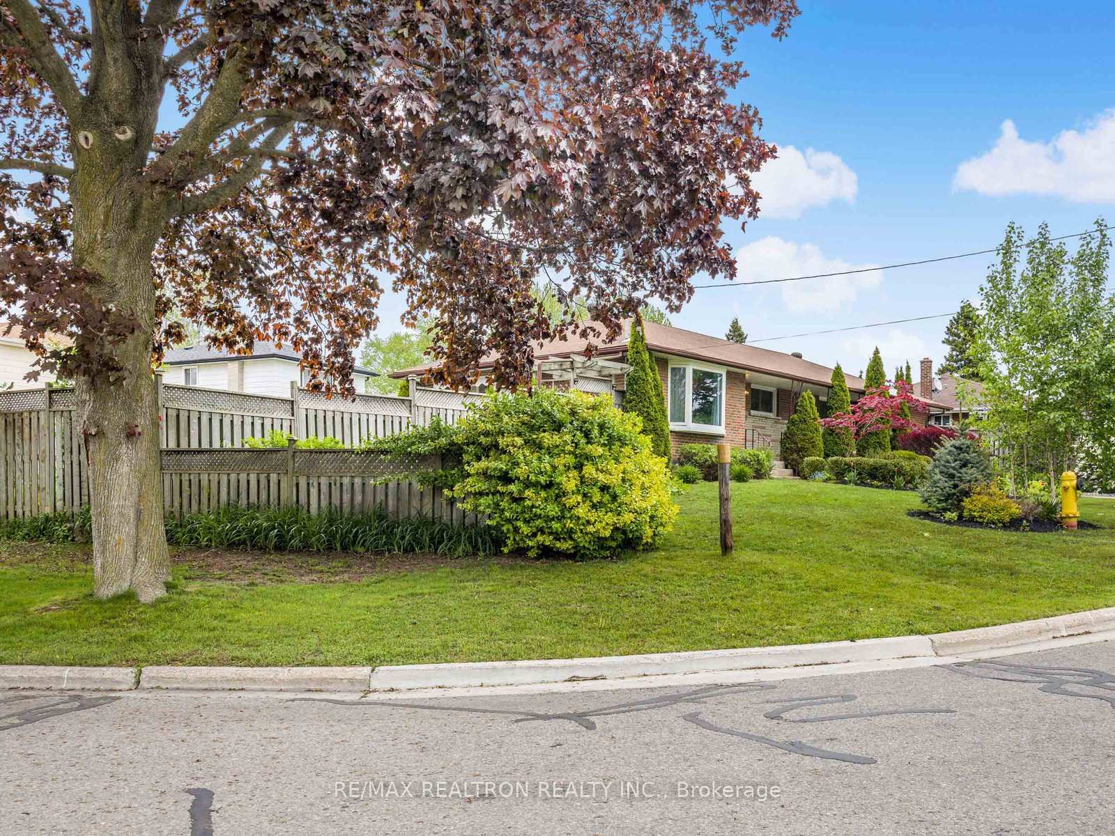 Photo 2 of 914 Willowdale Avenue, Oshawa, Donevan — HOMEH