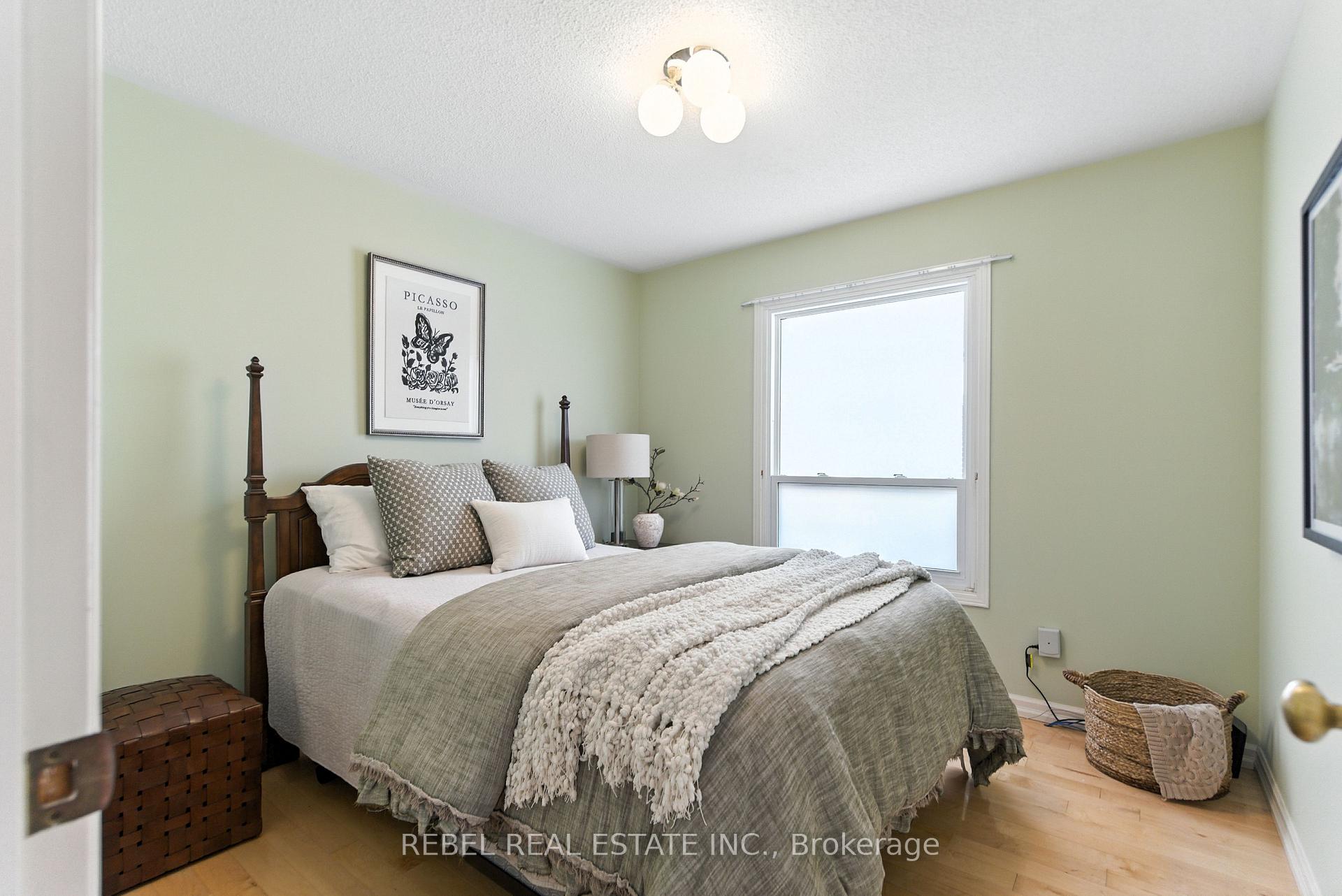 Photo 4 of 696 Atwood Crescent, Pickering, West Shore — HOMEH