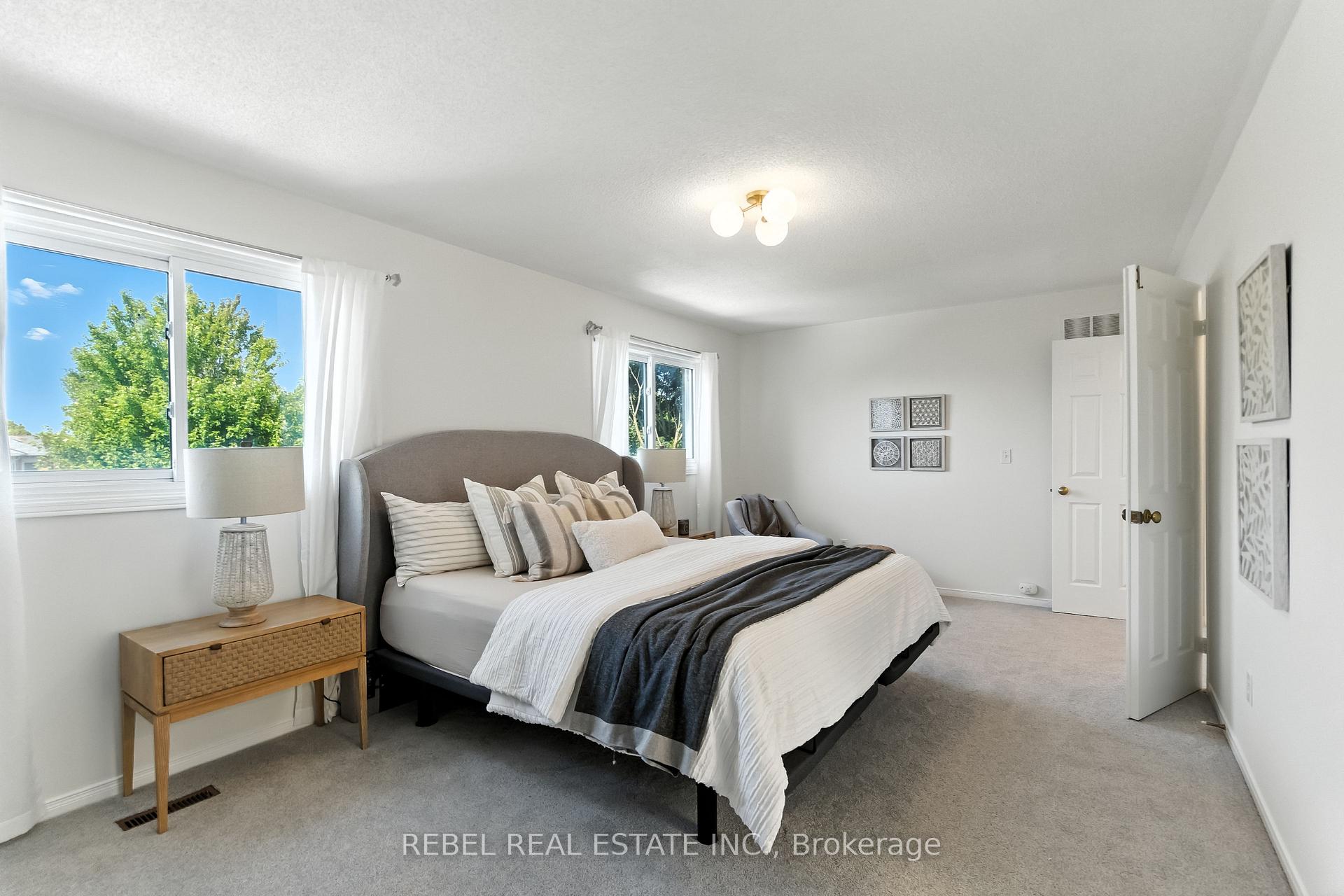 Photo 5 of 696 Atwood Crescent, Pickering, West Shore — HOMEH