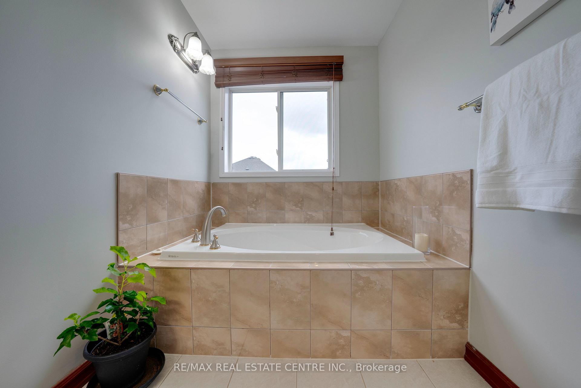 Photo 16 of 27 Coates Drive, Milton, Dempsey — HOMEH