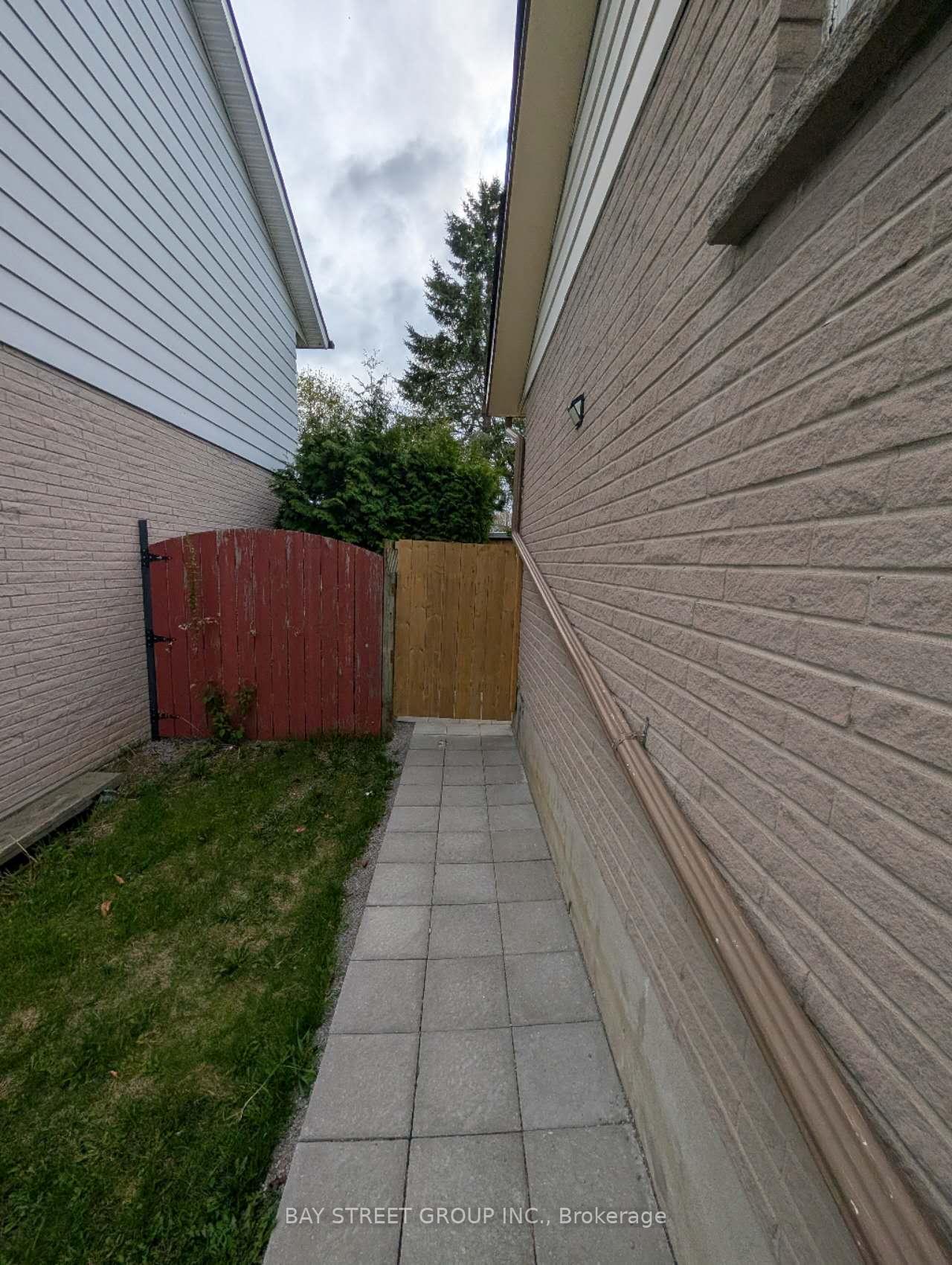Photo 3 of Unit Unit 2, 892 Carnaby Crescent, Oshawa, Centennial — HOMEH