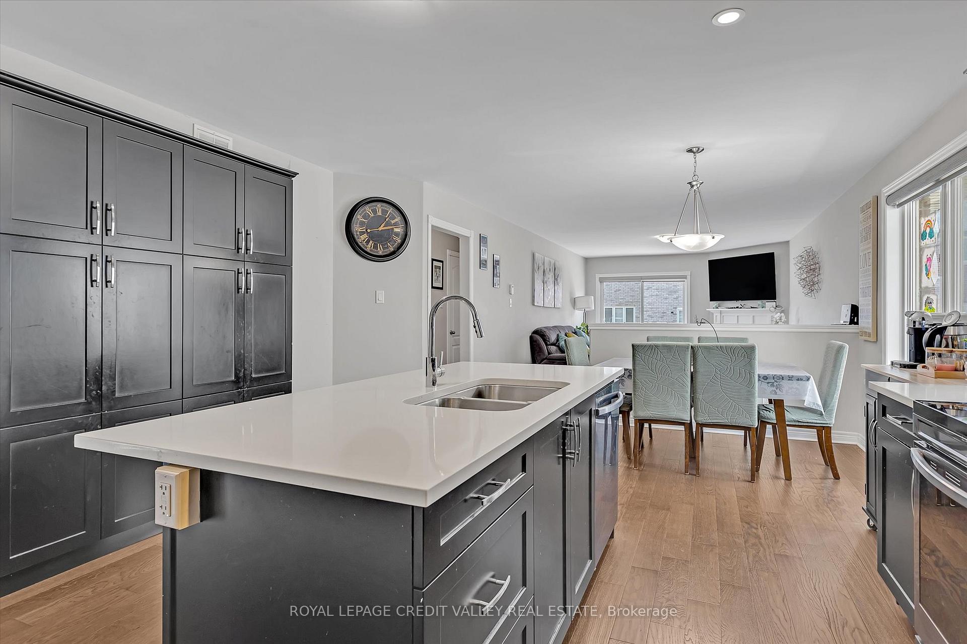 Photo 10 of 607 Lemay Grove E, Peterborough, Monaghan Ward 2 — HOMEH